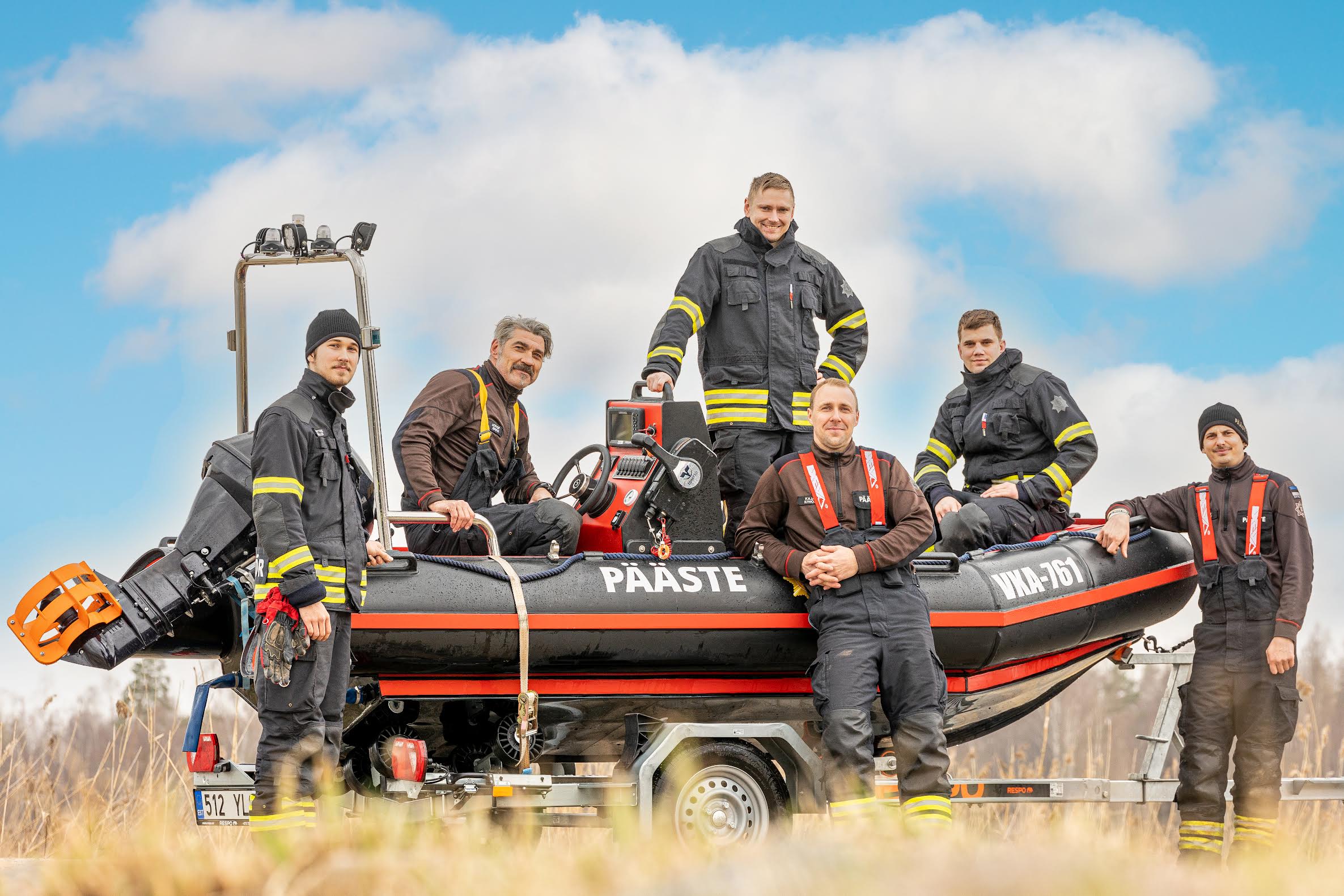 Terve nädala jooksul harjutavad Võru päästekomando päästjad päästepaatidega opereerimist. Korraga on sõidus kaks päästjat ning vee peal käiakse vaheldumisi. Teisipäeval olid Tamulal oma oskusi lihvimas Mattias Miller (vasakult), Harri Joakit, Toomas Liivamägi, meeskonnavanem Kajar Kivioja, Mart Mandel ja Rein Post. Foto: AIGAR NAGEL