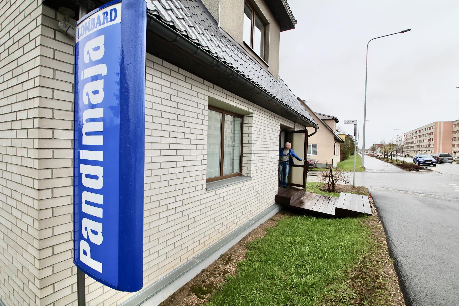 Kõige kauem, 31 aastat on Võrus pandimajandusega tegelenud Heikki Neering, kelle pandimaja asub Vilja-Kesa tänava nurgal. FOTO: Kalev Annom