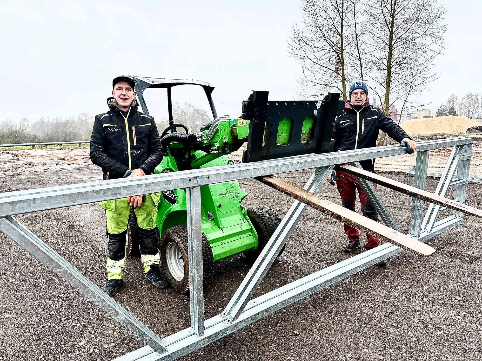 Wiola Eesti mehed Martin Rebane (vasakul) ja Tõnu Rästa ei hoolinud halvast ilmast. Martin Rebane meenutas, et ekstreemne oli Enefiti 1500ruutmeetrise halli püstipanek, mis andis hea õppetunni pärast seda, kui kümmekond leedulast ja kaheksa lätlast ei tulnud toime, kuid eestlased said hakkama kahekesi. FOTO: Kalev Annom