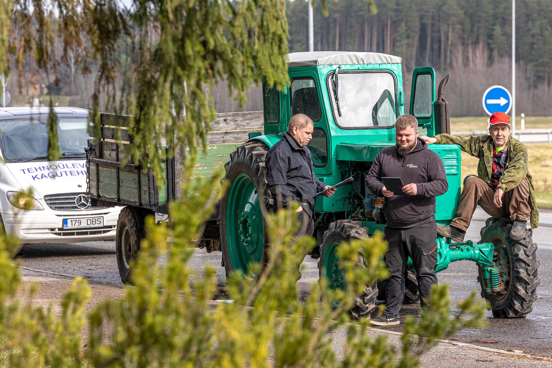 9. aprillil oli OÜ KaguTehno ülevaatuse tegijatel teine ringisõitmise päev. Teisipäevaseks üheks populaarsemaks peatuspaigaks nimetasid nad Rõuge töökoda. Rahvast jagus ka Sõmerpalu poe juurde. Maamees Alar Jõgisuu (paremalt) ning tehnoülevaatajad Andre Altosaar ja Silver Loorits. Foto: AIGAR NAGEL 