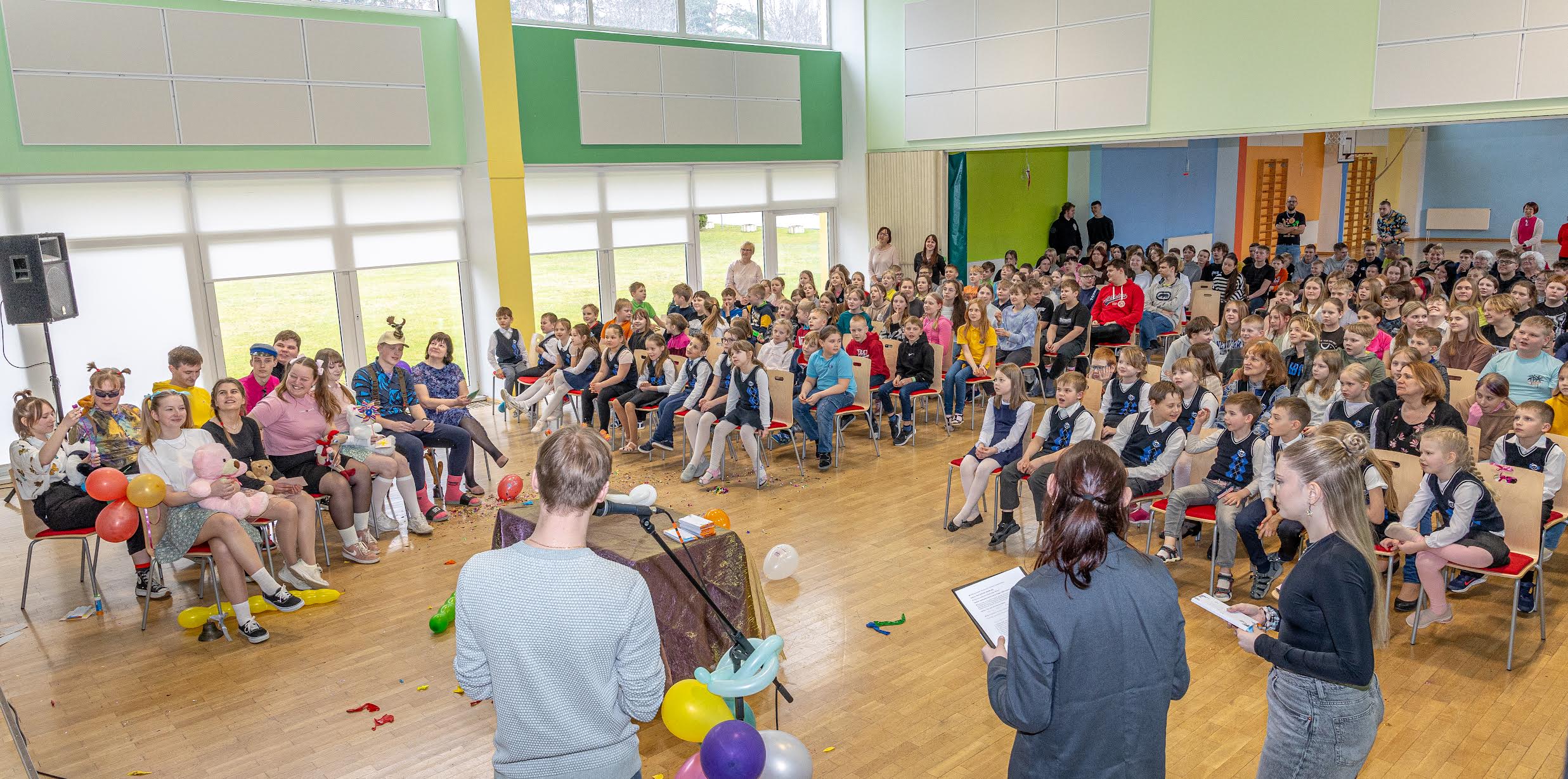 Vastseliina gümnaasiumis peeti tutipäeva pärastlõunal aktust, kus 11. klassi õpilased olid sisustanud 12. klassi õpilastele mõnusa tegevusterohke pärastlõuna. Foto: AIGAR NAGEL