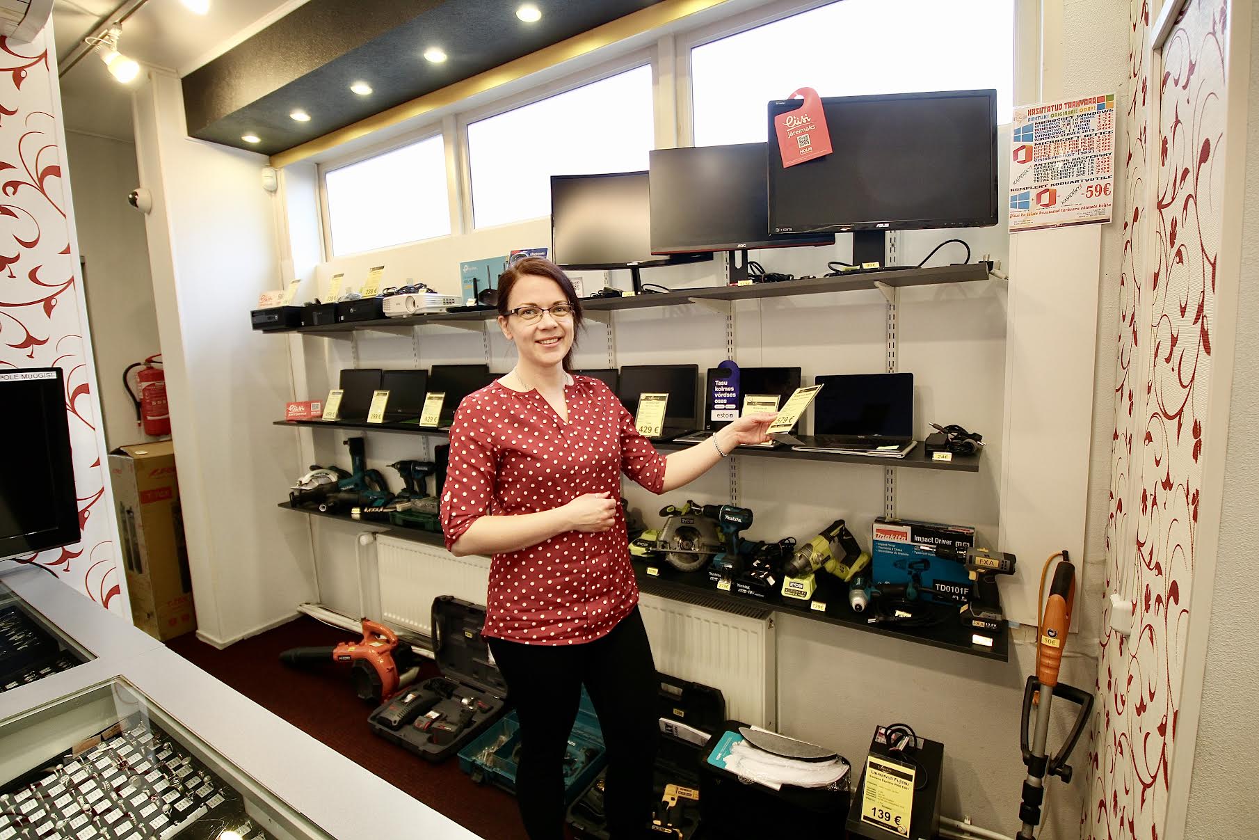 Liisi Uudeväli Luutarist näitab, et praegu saadavatest arvutitest on kõige kallim 579 eurot. FOTO: Kalev Annom
