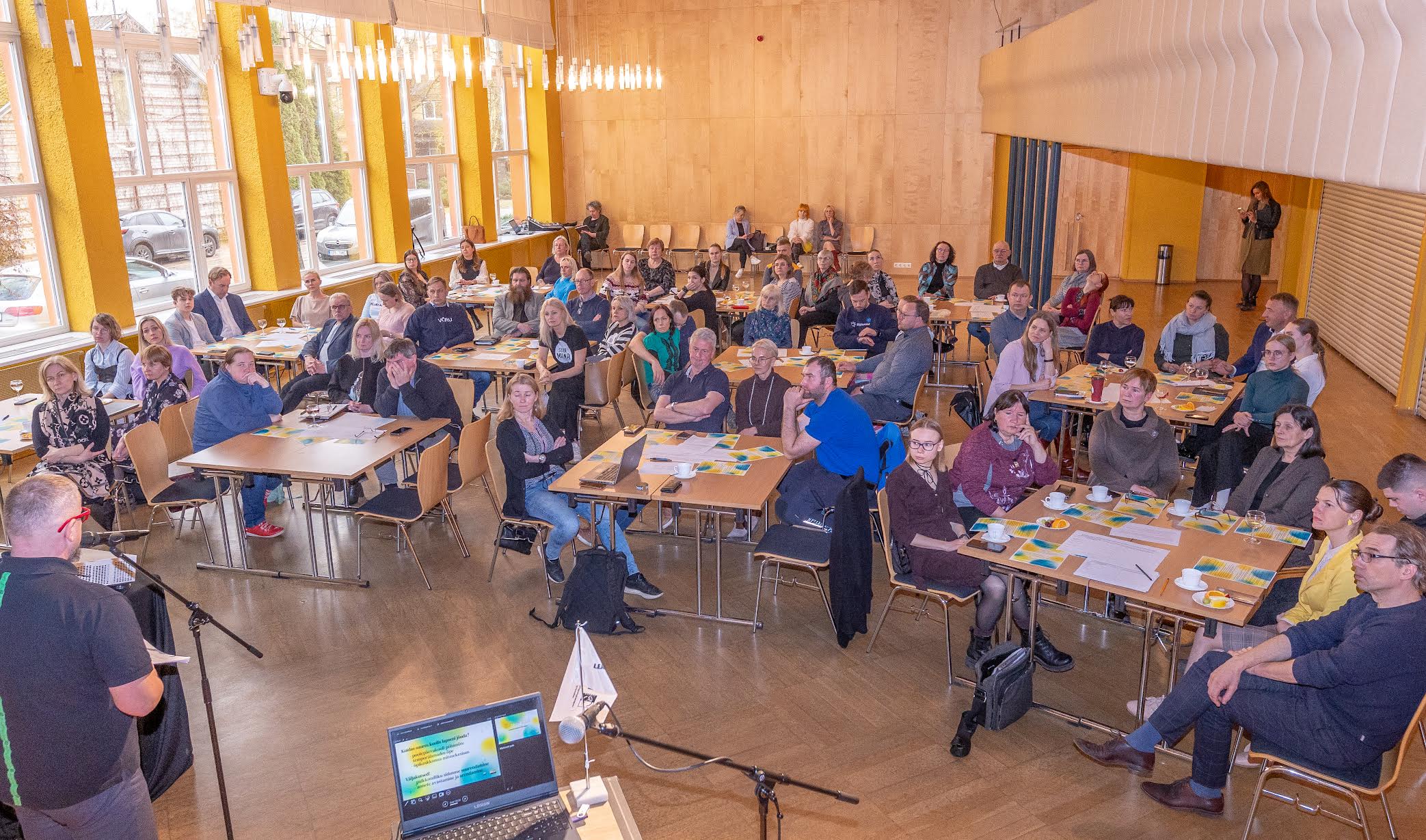 Inspiratsiooniseminaril olid inimesed jaotatud laudkondadesse, et ettekannete vahel saaks toimuda elavad arutelud. Foto: Aigar Nagel