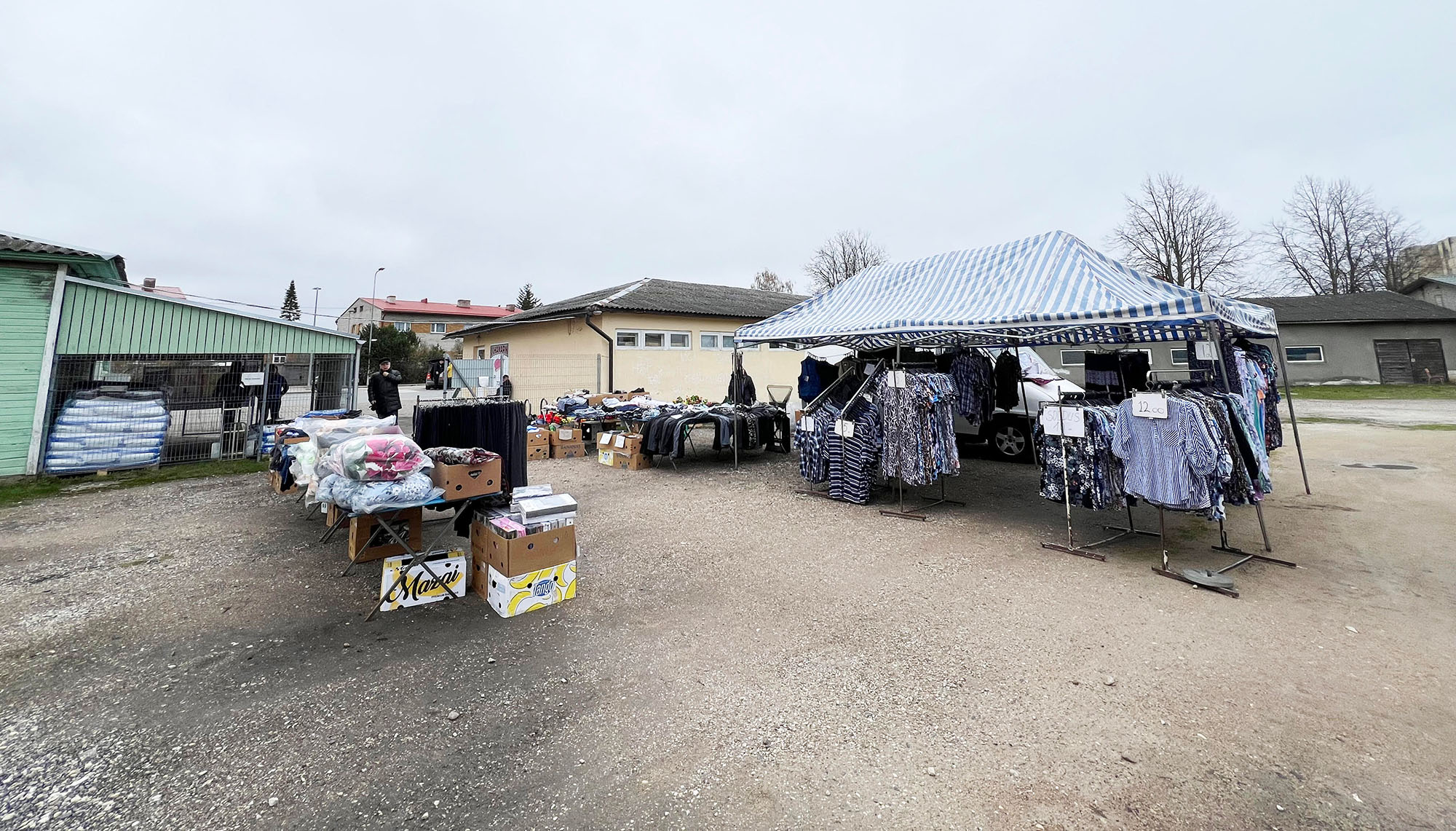 Kolmekraadine kevadhommik turule ei meelita. Peamiselt kaubeldi tööstuskaubaga, turuvärava ees oli üks kanamunade ja kartulimüüja ning eetripakkuja. Foto: VÕRUMAA TEATAJA