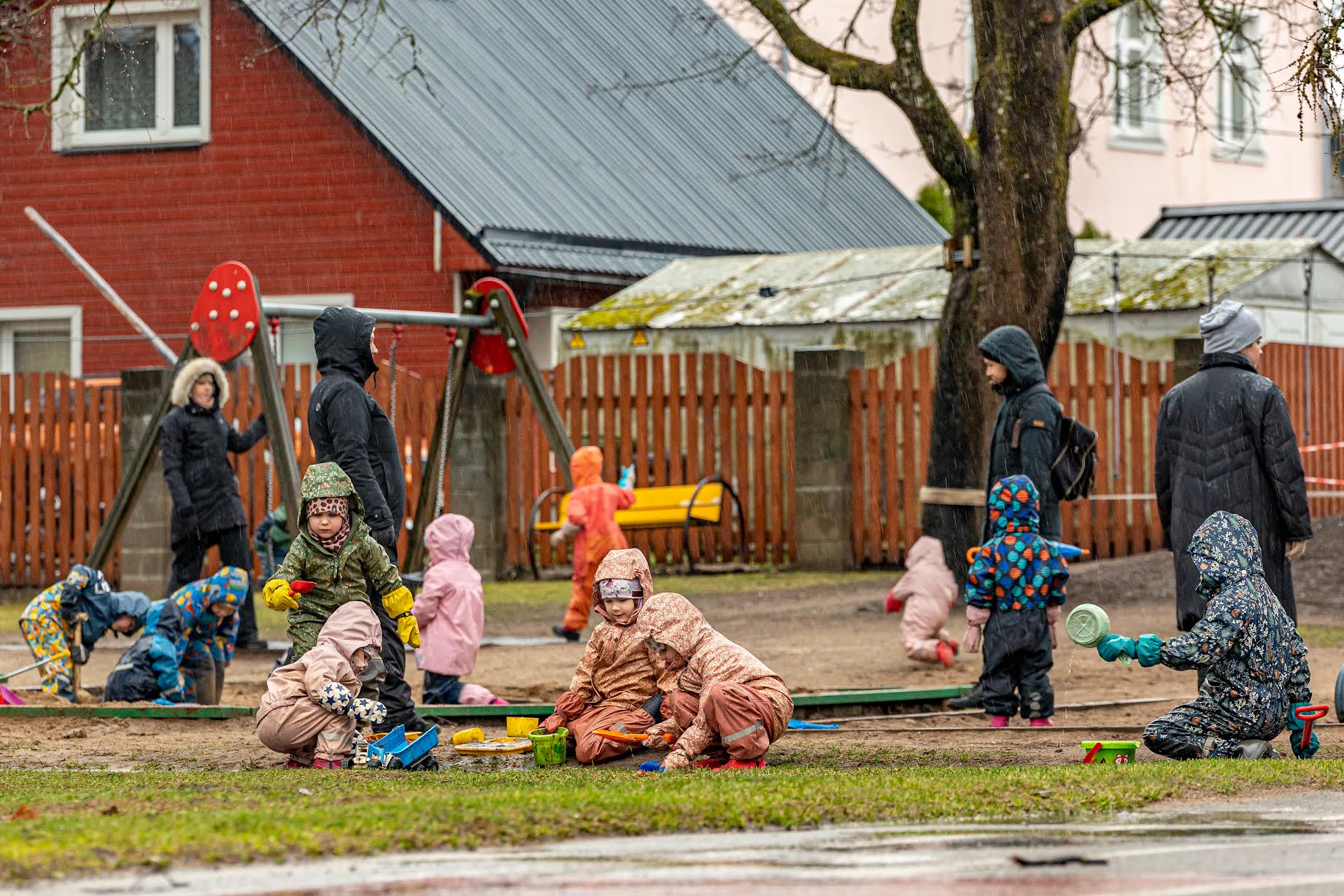 Võru lasteaia Okasroosike põnnidele meeldib väga õues ringi joosta ning kosutada end puhta joogivee ning juurviljaampsuga. Foto: AIGAR NAGEL