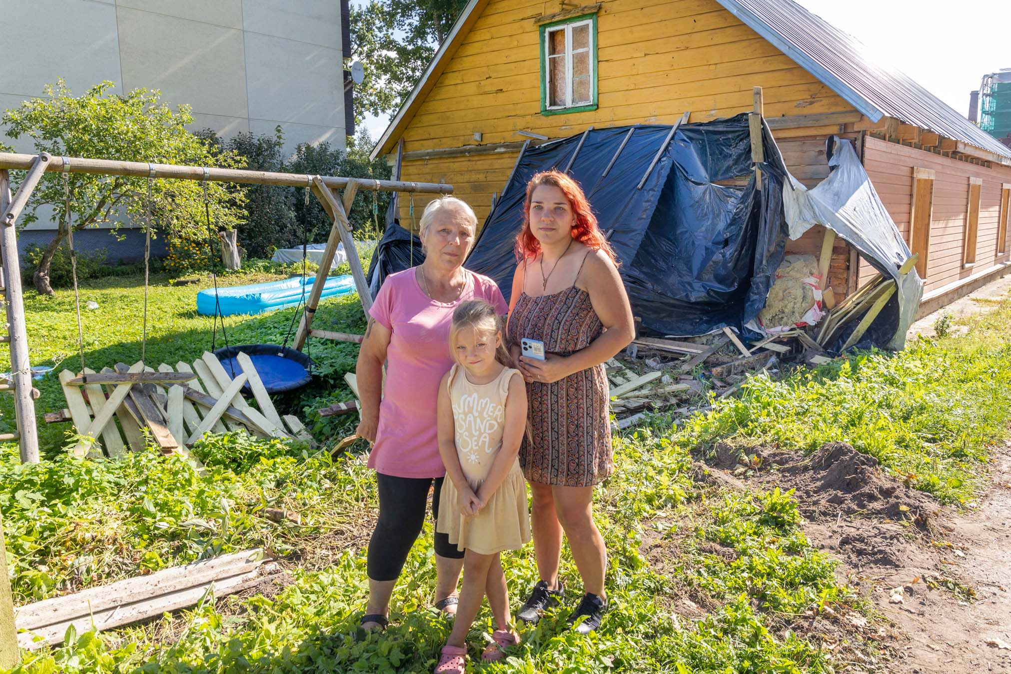 Avarii hetkel viibisid seina taga olevas voodis, kuhu sõiduauto Mercedes kihutas, riskirase Egle Sakkos (fotol paremal), tütar Eliisabet ning pereisa Vahur Sakkos. Egle ema Ester Penk (fotol vasakul) elab sama maja teisel poolel ning kuulis samuti suurt pauku. FOTO: Aigar Nagel