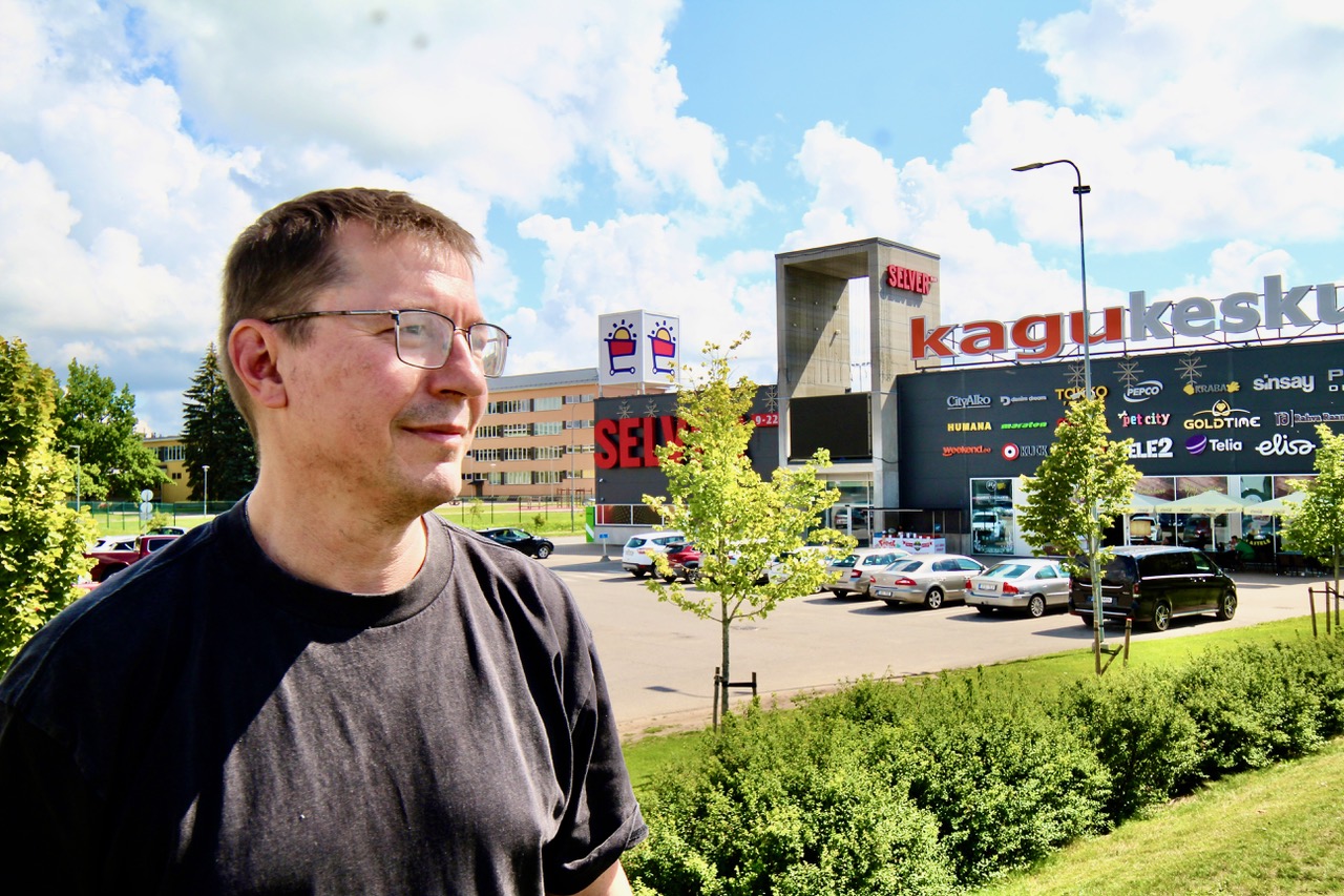 Maailmapankur Paavo Eliste Võrus Kagukeskuse juures kaunis Koreli pargis, mis tõi pankurile meelde, et kui tema Lauluisa gümnaasiumis käis, läks kitsas koolitee rada läbi tiheda võsa. Nüüd on siin kaunis park, võimas kaubanduskeskus, mitu spordiväljakut, suur parkla. Pildil paistab ka Võru Kreutzwaldi koolihoone nurk. Kool saab uhkusega märkida, et vilistlaste seas on ka sportlik ja õpihimuline lõpetaja, kes töötab Maailmapangas ja kavatseb tulevikus Võrru tagasi pöörduda. Väike armas Võru oli väravaks... FOTO: Kalev Annom