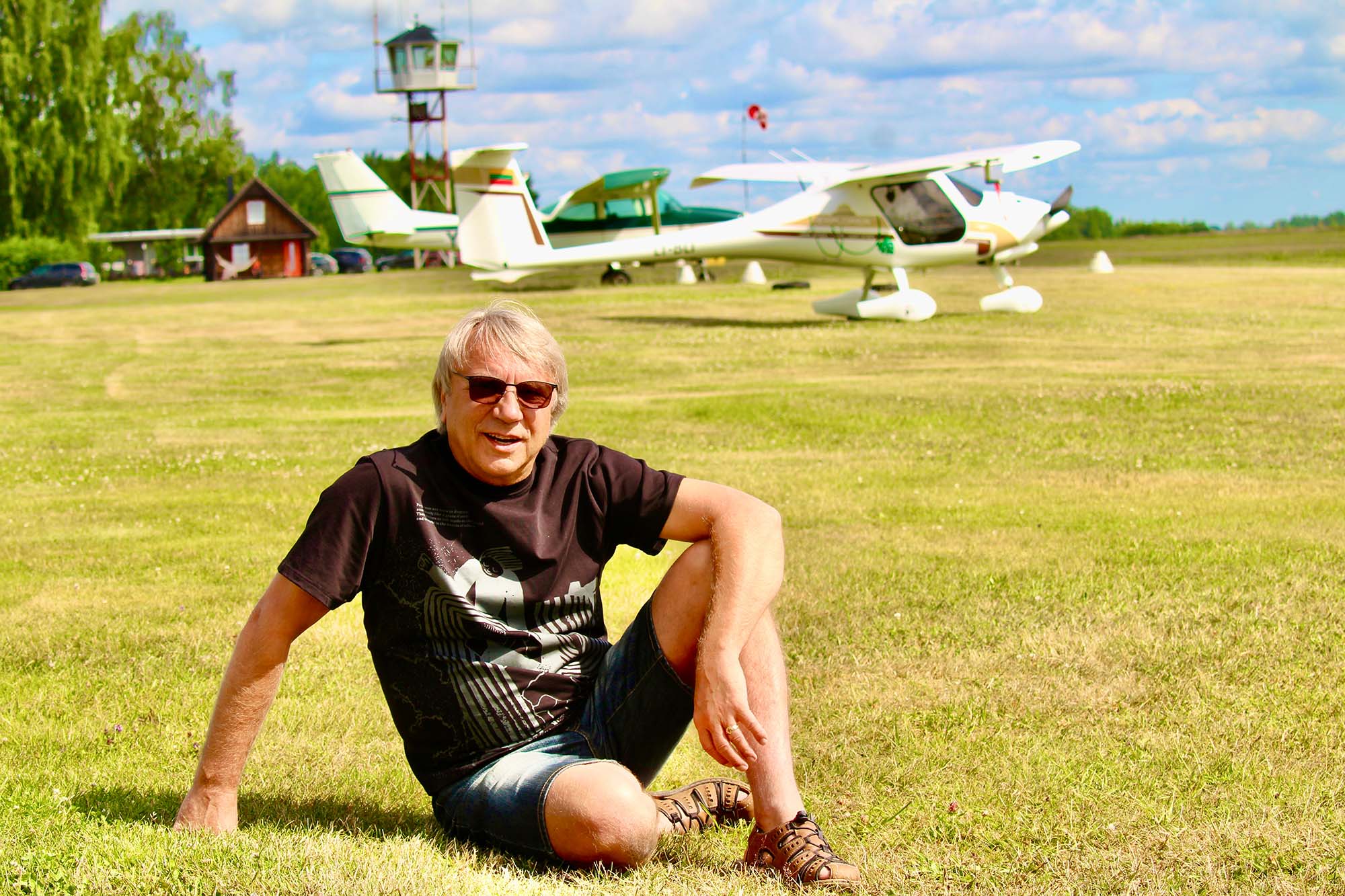 Tõnis Lepp sel suvel Ridali lennuväljal, mis sobiks Võru lennuväljaks. Lapsena niitis Tõnis Lepp siin heina. FOTO: Kalev Annom