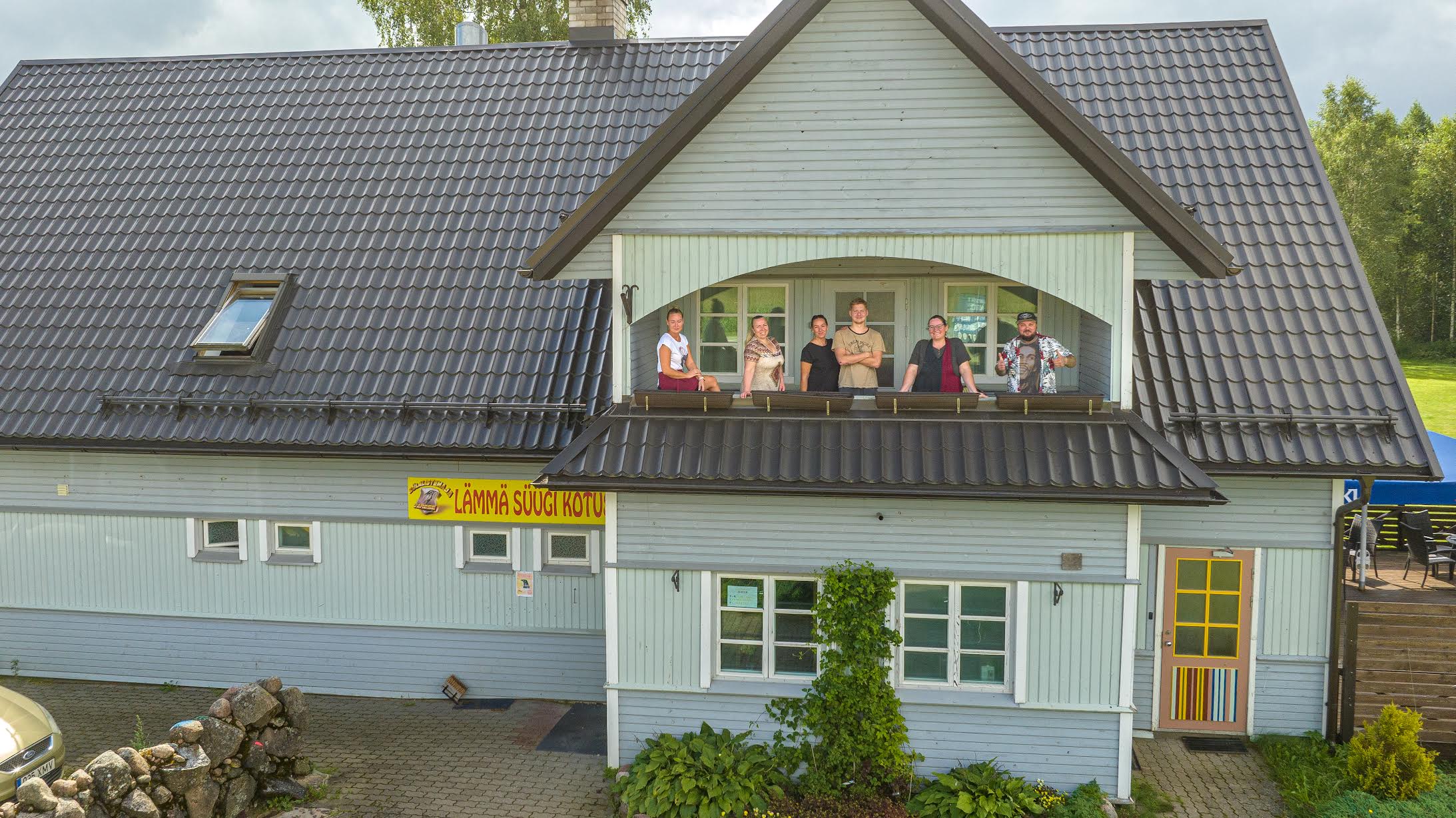 Tuuli Albrant (vasakult teine) ja Vladislav Albrant (paremal) koos oma kollektiivi ning heade abilistega Varese paiga rõdul. FOTO: Aigar Nagel