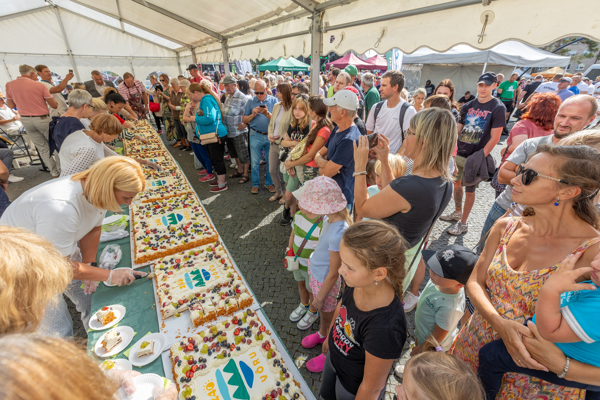 Võru linna juubelitort mekkis puhkpilliorkestri saatel eriti hästi FOTO: Aigar Nagel