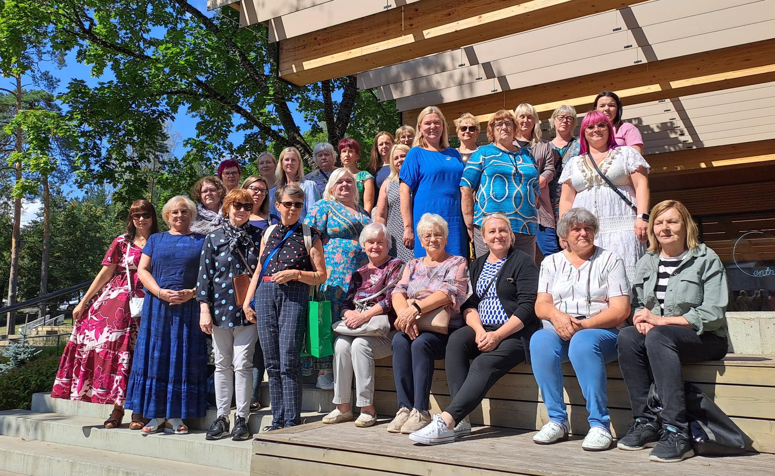 Võrumaa raamatukoguhoidjad Ogre keskraamatukogu ees. Ogre raamatukogu aatrium ja taimesein. Fotod: LIANA ALLAS