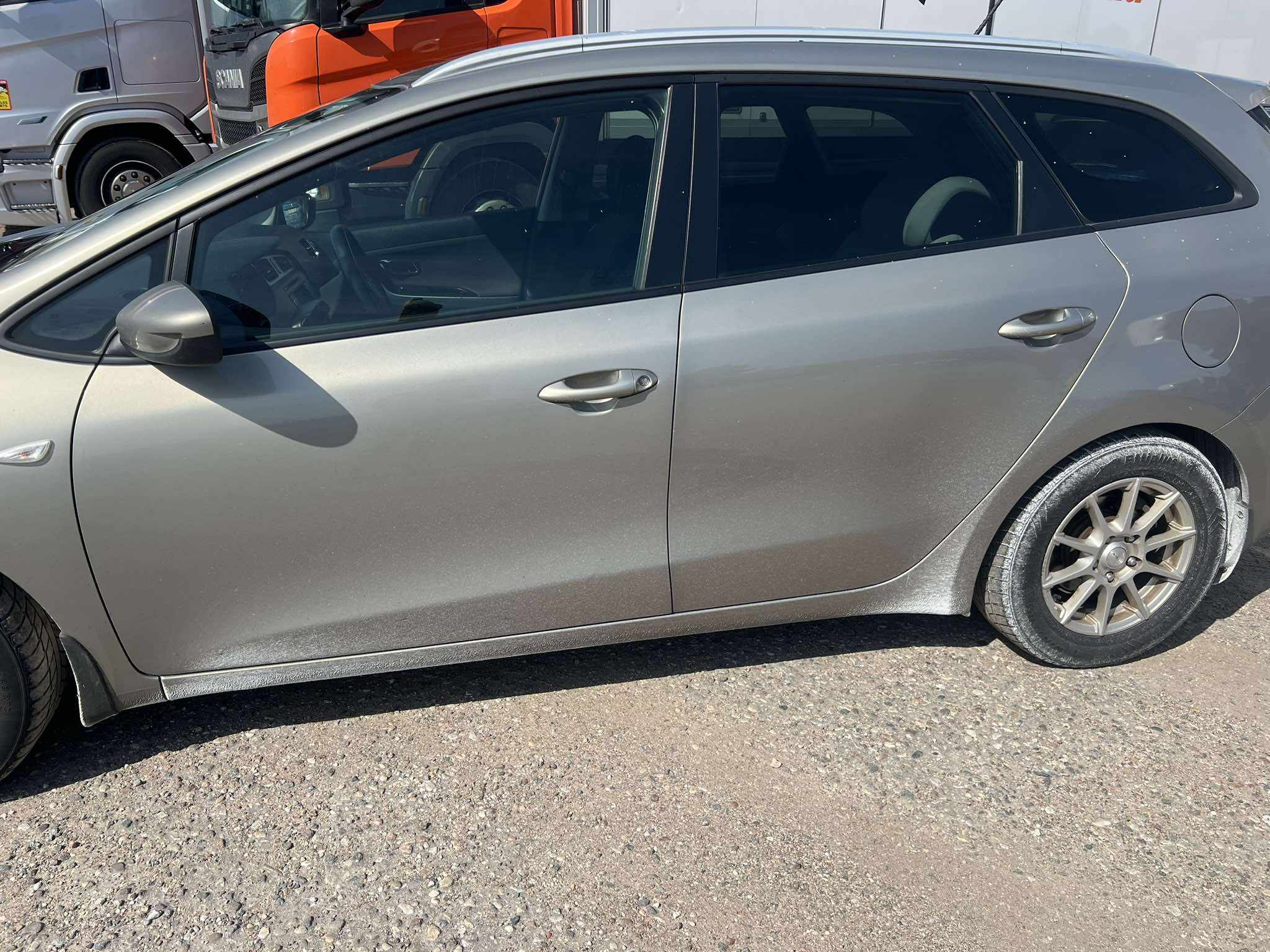 FOTOD Sõiduteele kantud valge värv määris autosid