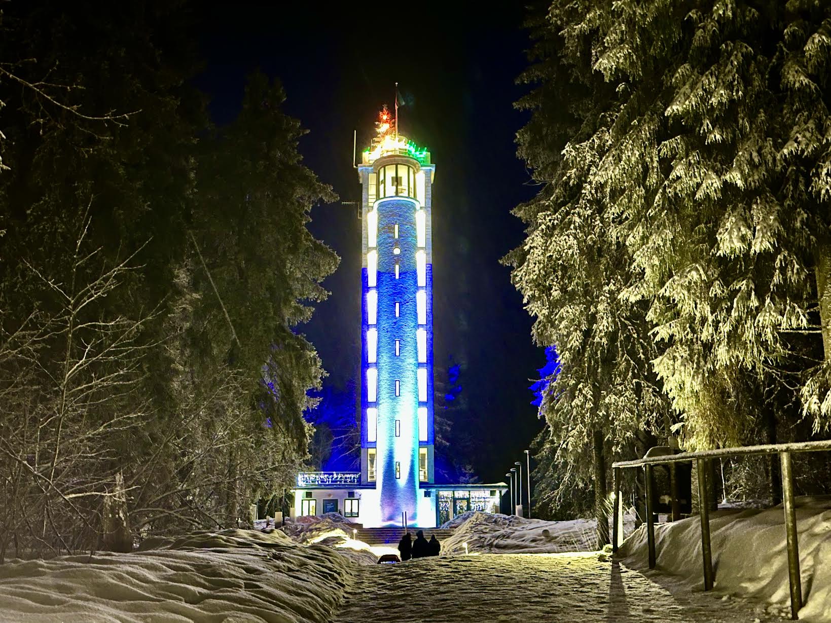 Suvel 85. sünnipäeva tähistav Suure Munamäe vaatetorn näitas oma ehedat ilu uusaastaööl kell 00:00:00. FOTO: Kalev Annom