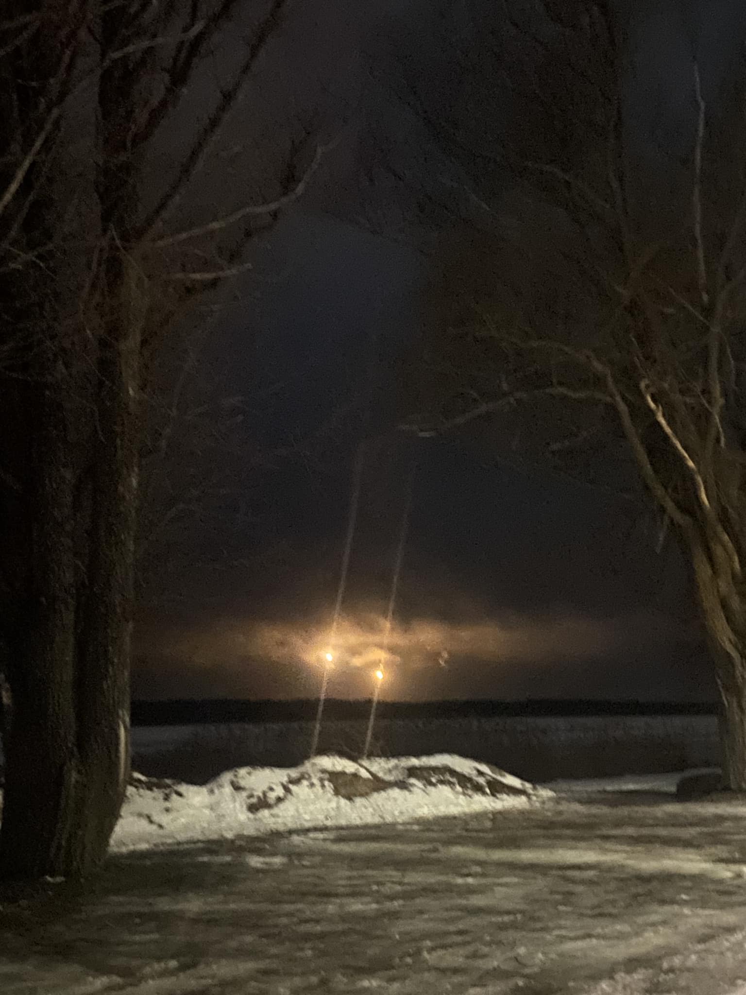 Õhtune veebifoto valguspunktidega. Eile keskpäeval  samalt kohalt  tehtud pilt.  Esiplaanil kalameeste autod,  jää peal olevad  täpikesed on  kalamehed. FOTO: Võrukad! 26,0 tuh liiget