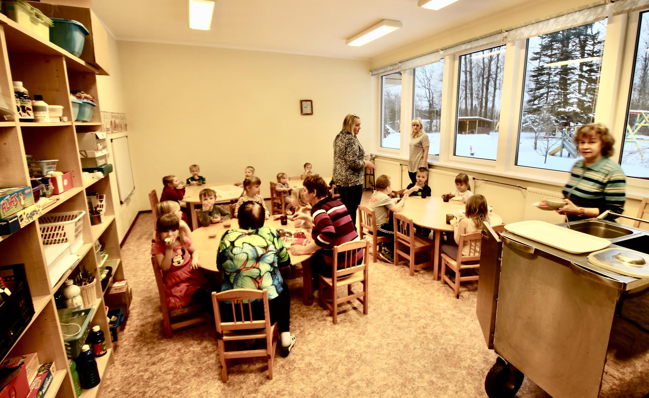 Eile hommikul Mõniste lasteaias, kus lähitulevikus kasvab laste arv koguni 44ni. Pildil on seljaga lasteaiaõpetaja Siiri Troska, tema kõrval abi Anneli Sild. Tagapool seisavad tugiisik Ele Kõiv ja sügisest õpetaja eriala õppima asunud abi Ivi Võru, paremal õpetaja-õppejuht Anne Antsov. Fotod: Kalev Annom