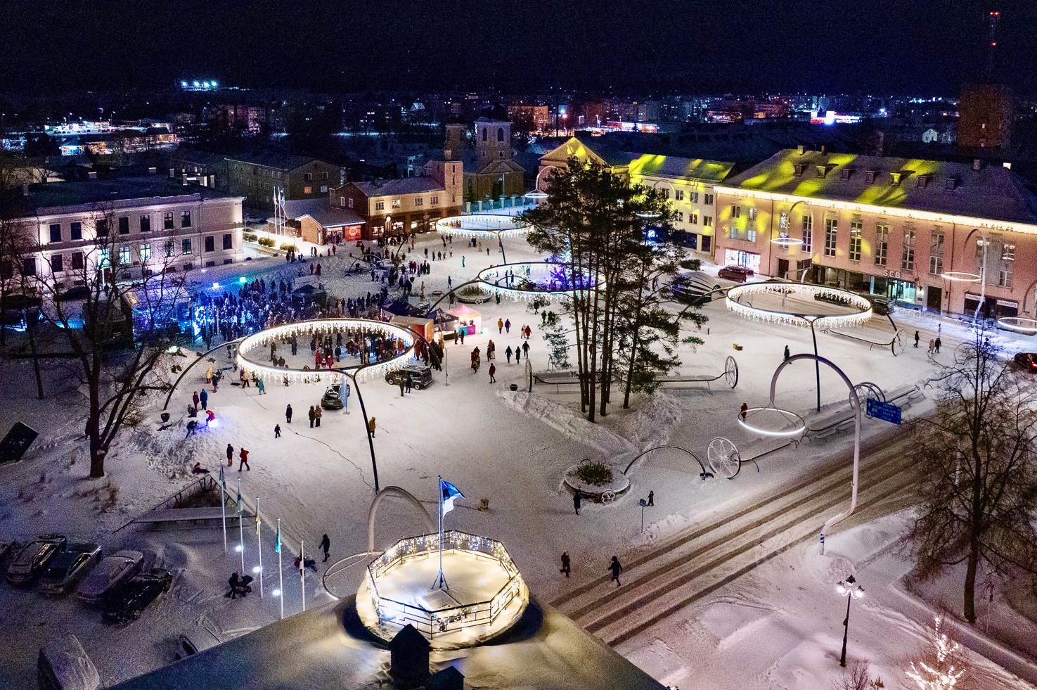 Kultuuripealinna aasta avamiseks kogunes rahvast kobarasse vähevõitu. Üks vilunud muusikaga tegelev inimene tunnistas, et kontserdi heli on meeldivalt, isegi üllatavalt kvaliteetne, mis tähendab, et raha on panustatud ka helitehnikale. Kohapeal sai kõhtu kinnitada näiteks retroburgeriga (6 eurot), praega rebitud sealihast (9), viineripraega (5), friikate (4) või pelmeenidega (6). Foto: MIKK OTSAR