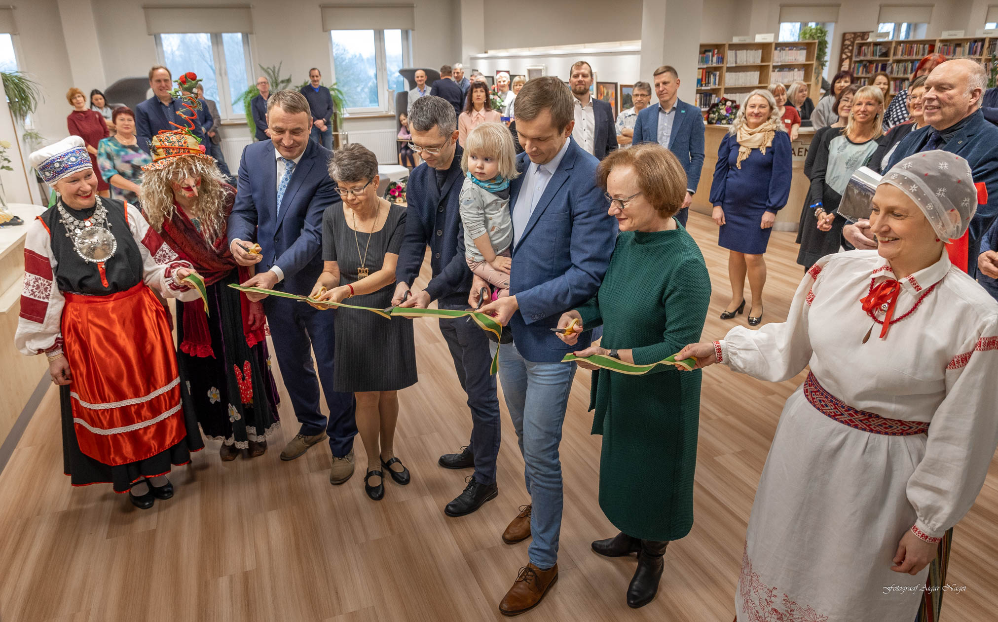 1: Uuenenud Võrumaa keskraamatukogu avasid kolmapäeval piduliku lindilõikamisega Kristi Soll (vasakult), raamatukogu nõid Rosaalie Aive Leppik, linnapea Kalvi Kõva, raamatukogu direktor Inga Kuljus, OÜ Ehitusviis projektijuht Veiko Raidsaar, Isabel Haugas, Võru linnavolikogu esimees Anti Haugas, Eesti Euroopa Liidu välispiiriprogrammi sekretariaadi juht Unda Ozolina ja Maarja Kirschbaum. FOTOD: Aigar Nagel