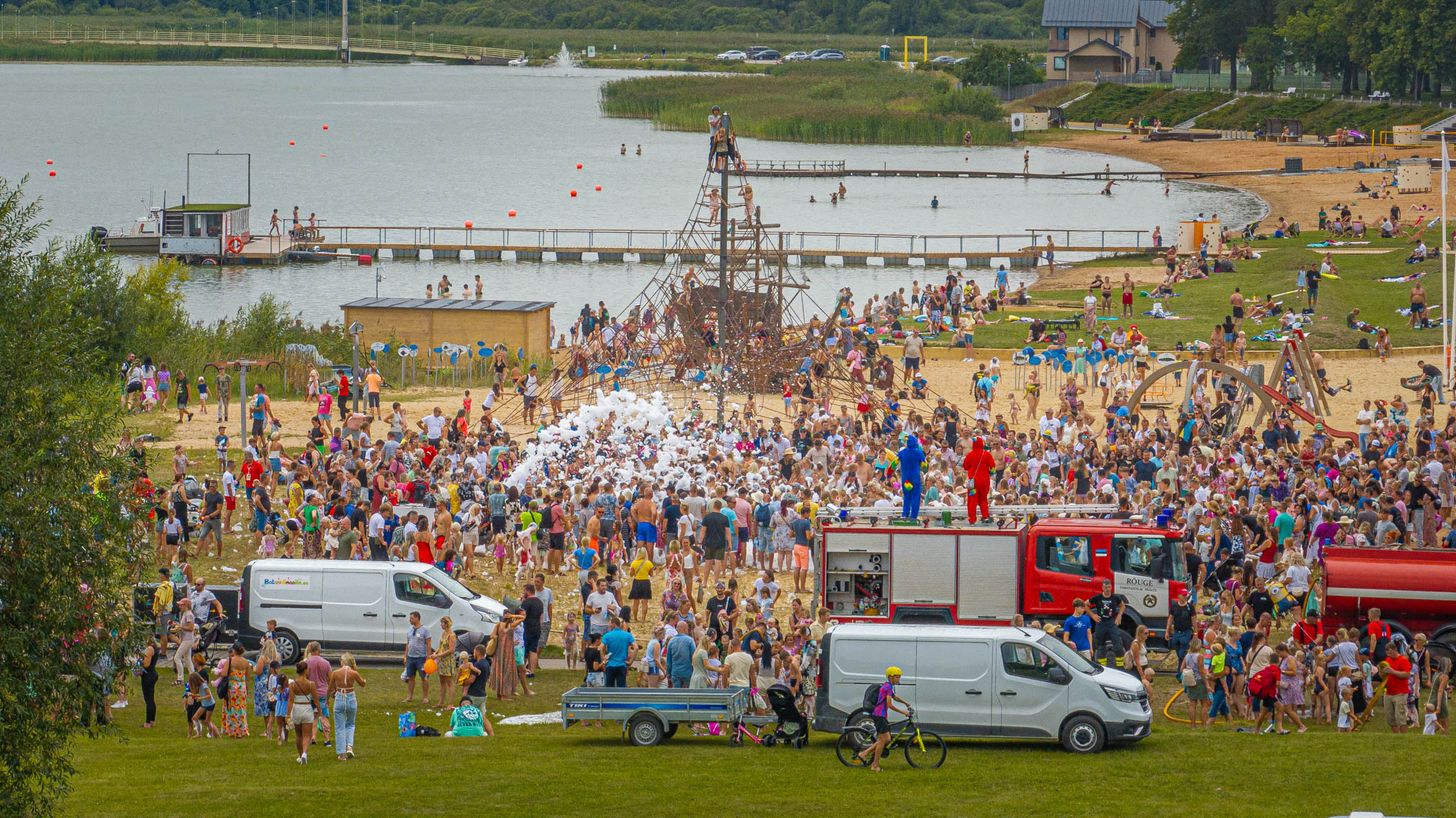 Üheks populaarseimaks tegevuseks hindasid nii lapsed kui ka noored festivali lõpetavat vahupidu Tamula rannas. FOTOD: Aigar Nagel