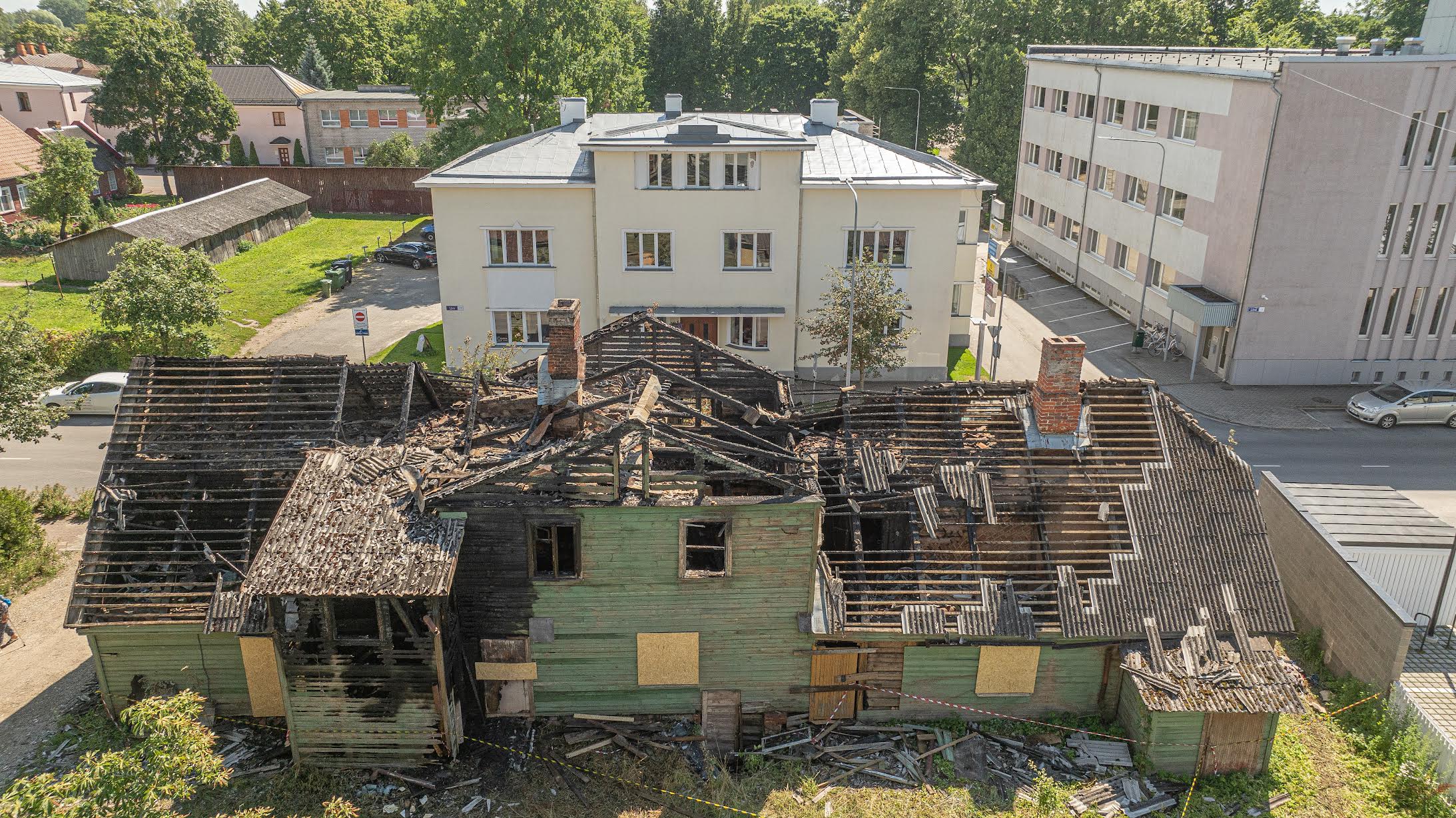 Liiva tänava ääres asuv puidust kahekorruseline maja langes mõne päeva jooksul juba teist korda tulekahju ohvriks. Päästjad kahtlustavad süütamist. Foto: AIGAR NAGEL