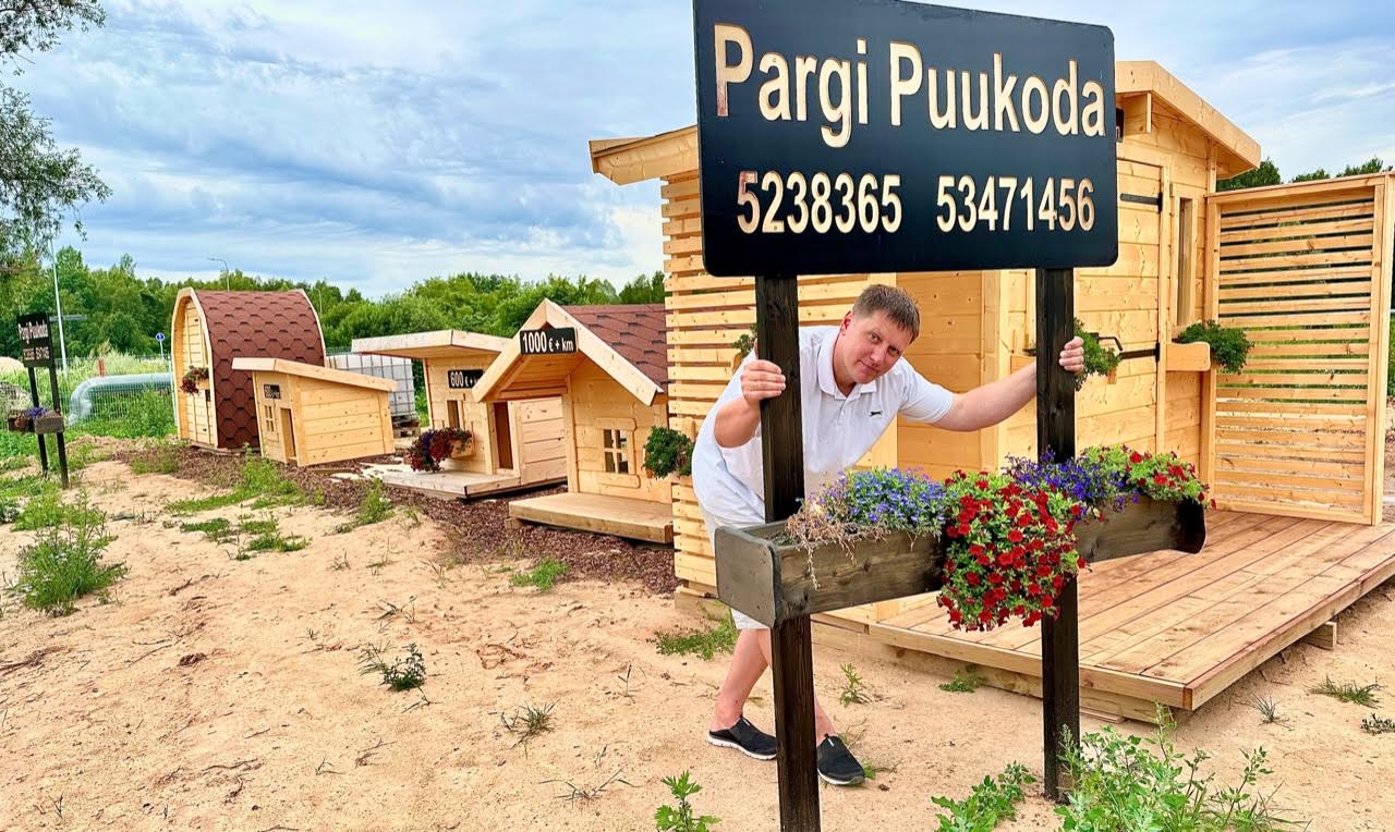 Pargi Puukoja omanik Martin Mõttus on rõõmus, et saab oma majakesi väga heas asukohas demonstreerida. FOTO: Kalev Annom