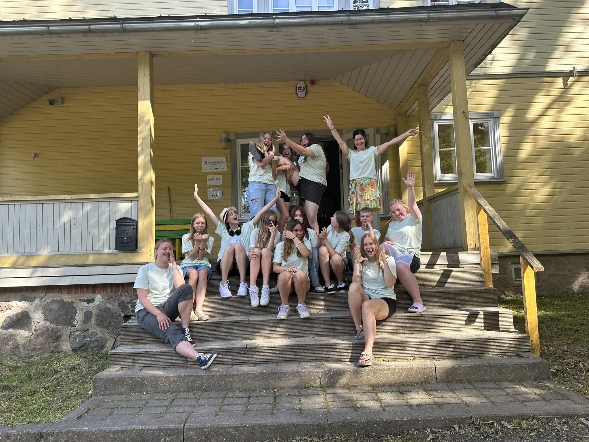 Pühapäeval said Rõuge noortekas kokku kümme tööhimulist malevanoort. Foto: RÕUGE NOORSOOTÖÖ KESKUS