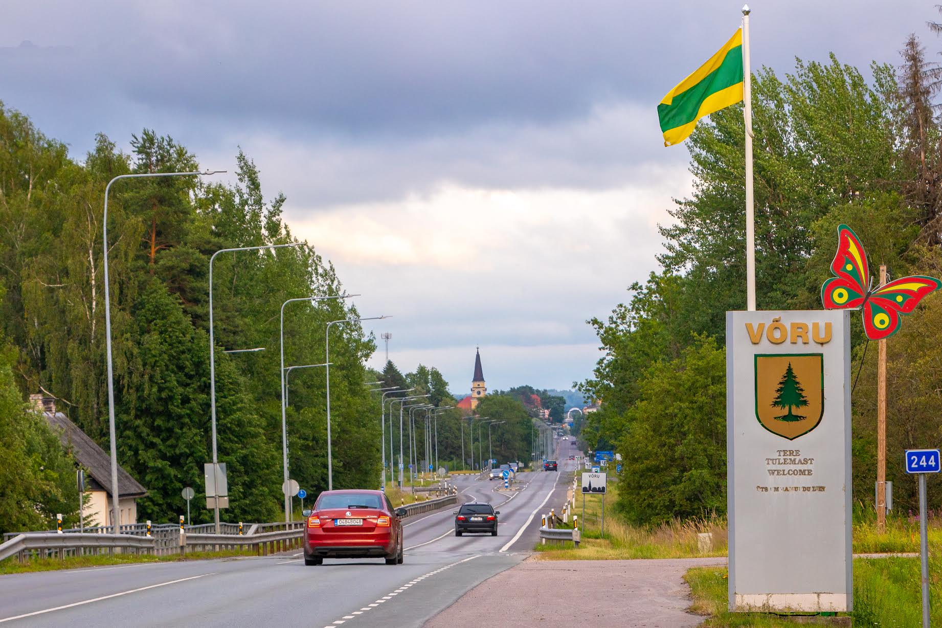 Transpordiameti kommunikatsiooniekspert Kristiina Tilk teatas, et linna piiri läbis möödunud aastal igal ööpäeval keskmiselt 6000 sõidukit, millest 2526 pöörasid edasi ringteele, kuid kõik nägid keskväljaku valgeid kaari, mis meenutavad graatsilisi luigekaelu. Foto: AIGAR NAGEL
