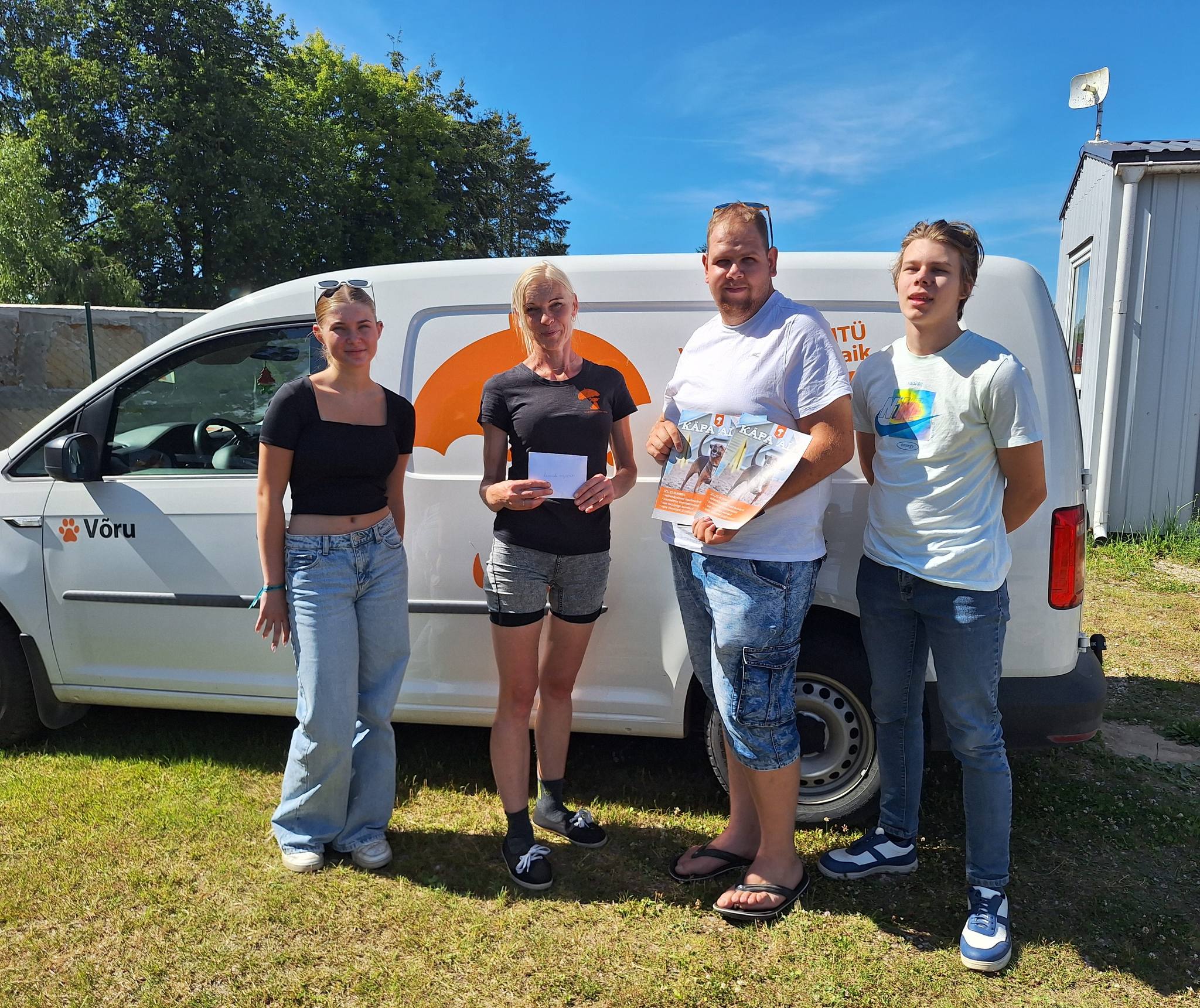 Loomade varjupaigas anti üle loosiga kogutud 510 eurot. Fotol vasakult Jette-Ly Assor, Relika Rehemets, Kasper Kallari ja Ken-Marten Ilus. Foto: ERAKOGU