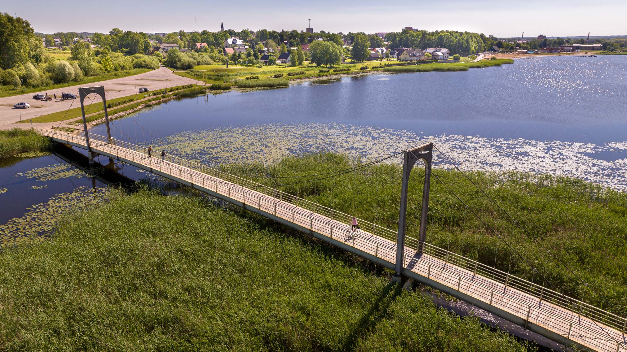 Roosisaare rippsilla projekteeris Jaan Linno, keda peetakse üheks parimaks sillaprojekteerijaks. Linnapea oli siis Harri Treial. Sillast ja promenaadist on saanud Võru sümbol ning seda kooslust on kinnitatud isegi paremaks Pärnu rannapromenaadist, mis lõpeb muuliga. Võrus pakub sild koos promenaadiga palju rohkem elamusi!? Tegu on Eesti pikima rippsillaga. Eestis on umbes 800 maanteesilda, rippsildade arv olevat väga väike, lausa sõrmedel üles loetav. FOTOD: Aigar Nagel