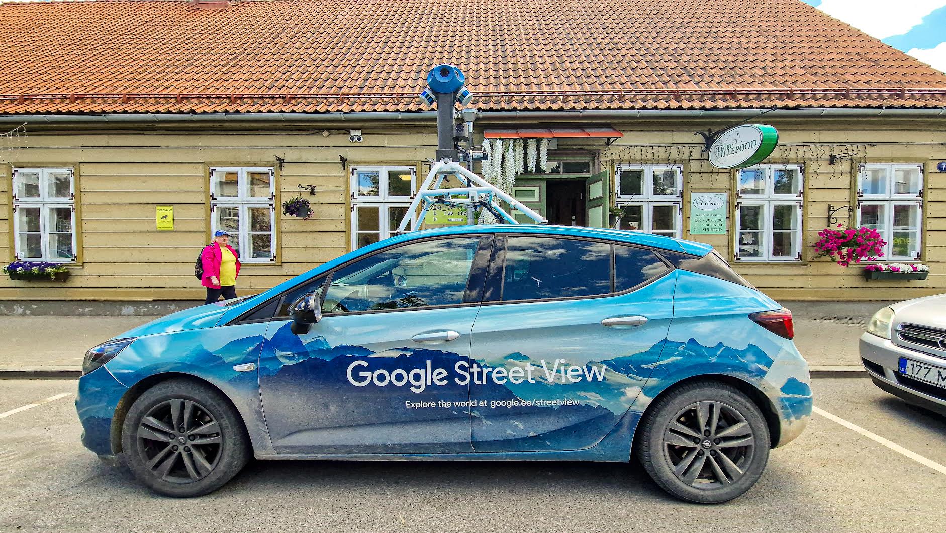 Möödunud nädala lõpus äratas omapärane võõra numbrimärgiga Google’i auto tähelepanu Vabaduse tänaval kohviku Mantelahi ees. Foto: AIGAR NAGEL
