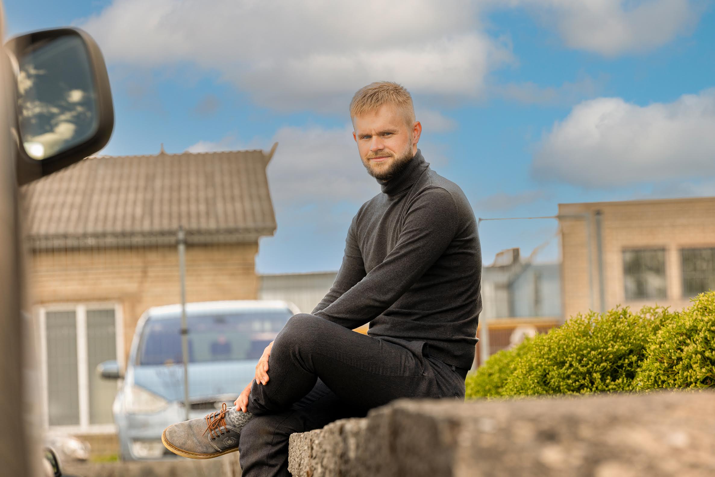 Lõuna-Eesti haigla kiirabiosakonna juhataja Kevin Lumi tõdeb, et kiirabiauto logistikasse panustamine ning selle sisu komplekteerimine ei ole olnud sugugi nii lihtne ülesanne, nagu paistab. Selle taga on väga palju tööd. Foto: AIGAR NAGEL