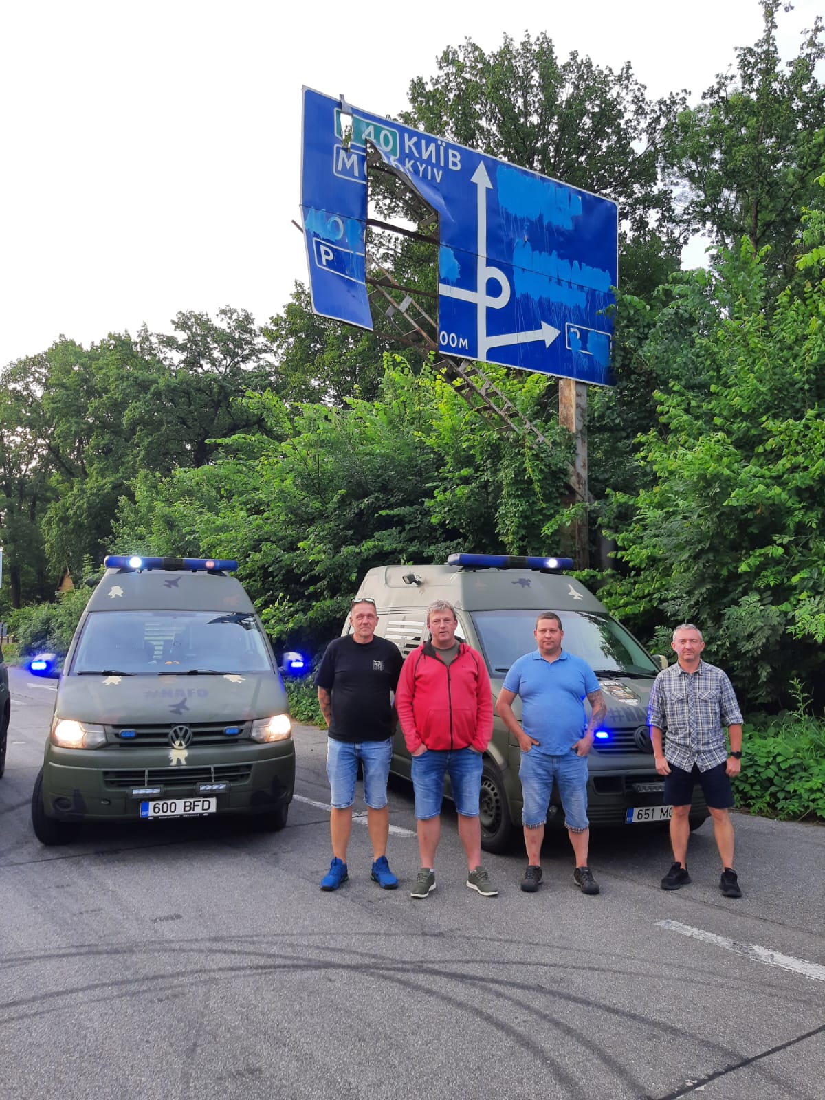 Lõuna-Eesti haigla kiirabitehnik Arvo Kiuru (vasakult), Alo Toom, Rainer Rein, Lemmo Jonuks kahe kiirabiautoga Kiievi poole teel. Foto ALO TOOM