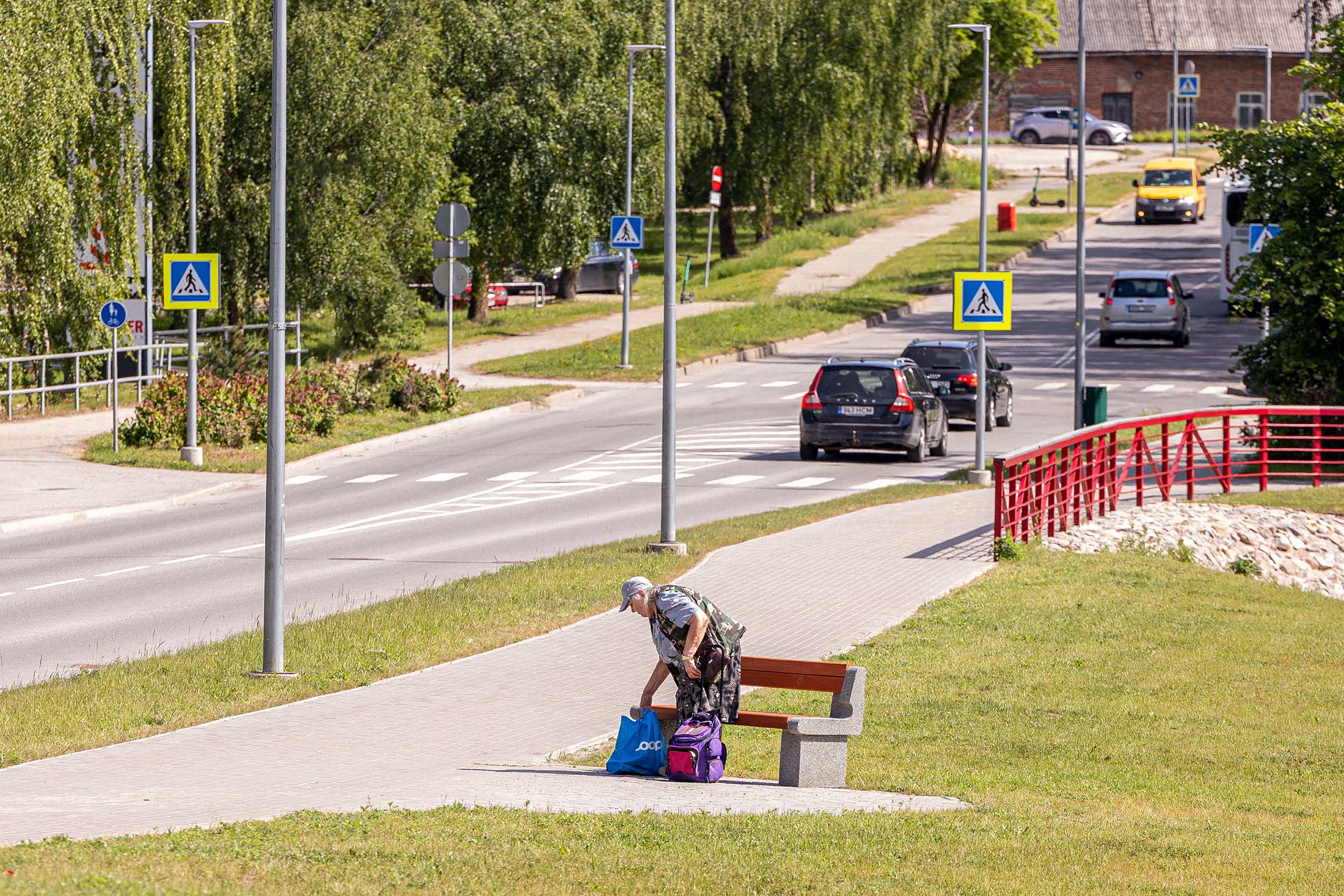 Üks viiest uuest pingist on Vabaduse tänaval Koreli oja läheduses paiknev pink, mida jalakäijad on ammu igatsenud. FOTO: Aigar Nagel