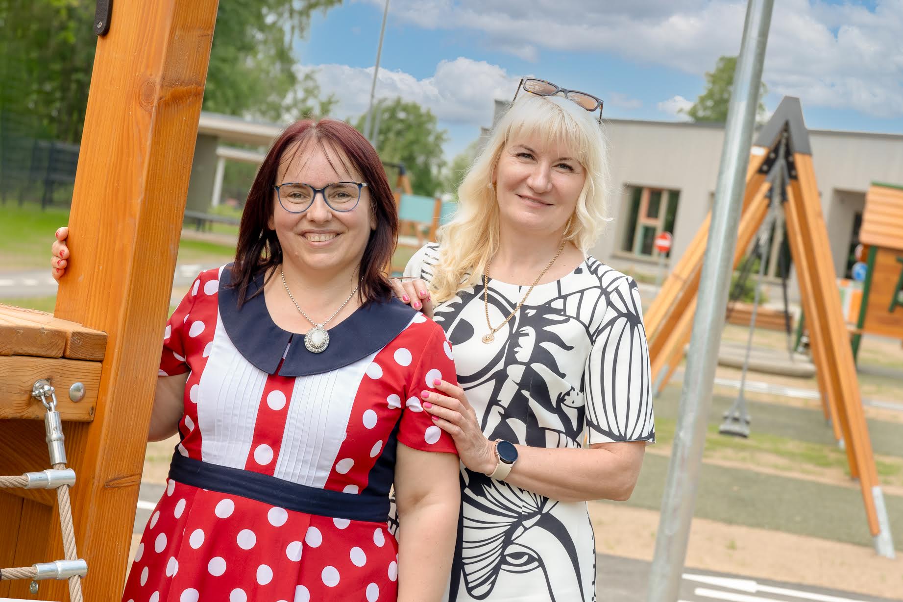 Võru valla haridus-, kultuuri- ja spordikomisjoni esimees Piret Haljend (vasakult) ja abivallavanem Piret Otsatalu vast avatud Sõmerpalu lasteaia Lepatriinu mänguväljakul. Foto: AIGAR NAGEL
