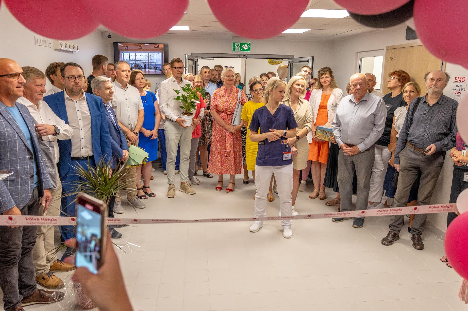 Kolmapäeva keskpäeval oli Põlva haigla uuenenud EMO avamisele kogunenud märkimisväärne rahvahulk, kes juhatati üheskoos jälgmissaali. Fotod: AIGAR NAGEL