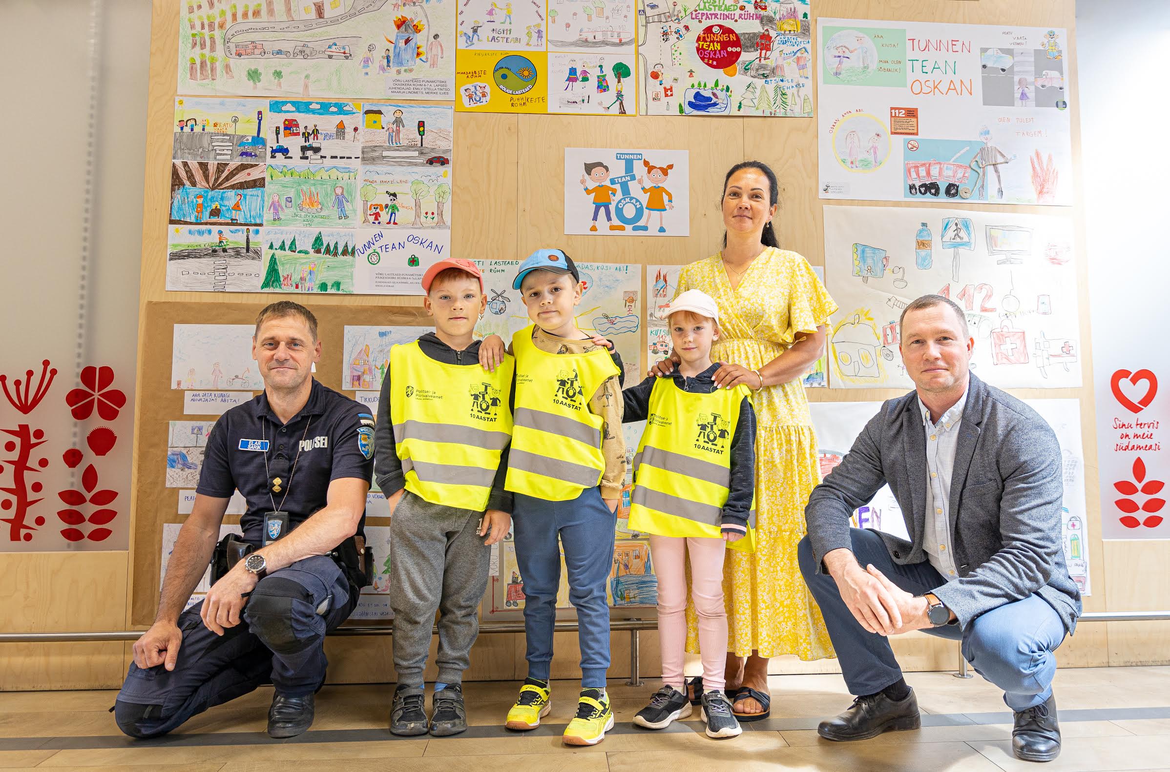 Neljapäeva hommikul olid ohutusalast näitust üles seadmas projekti eestvedaja Elar Sarik (vasakult), Jared, Hannes, Jette, liikumisõpetaja Kristi Kimalane ja Maksimarketi juhataja Veiko Park. Foto: AIGAR NAGEL