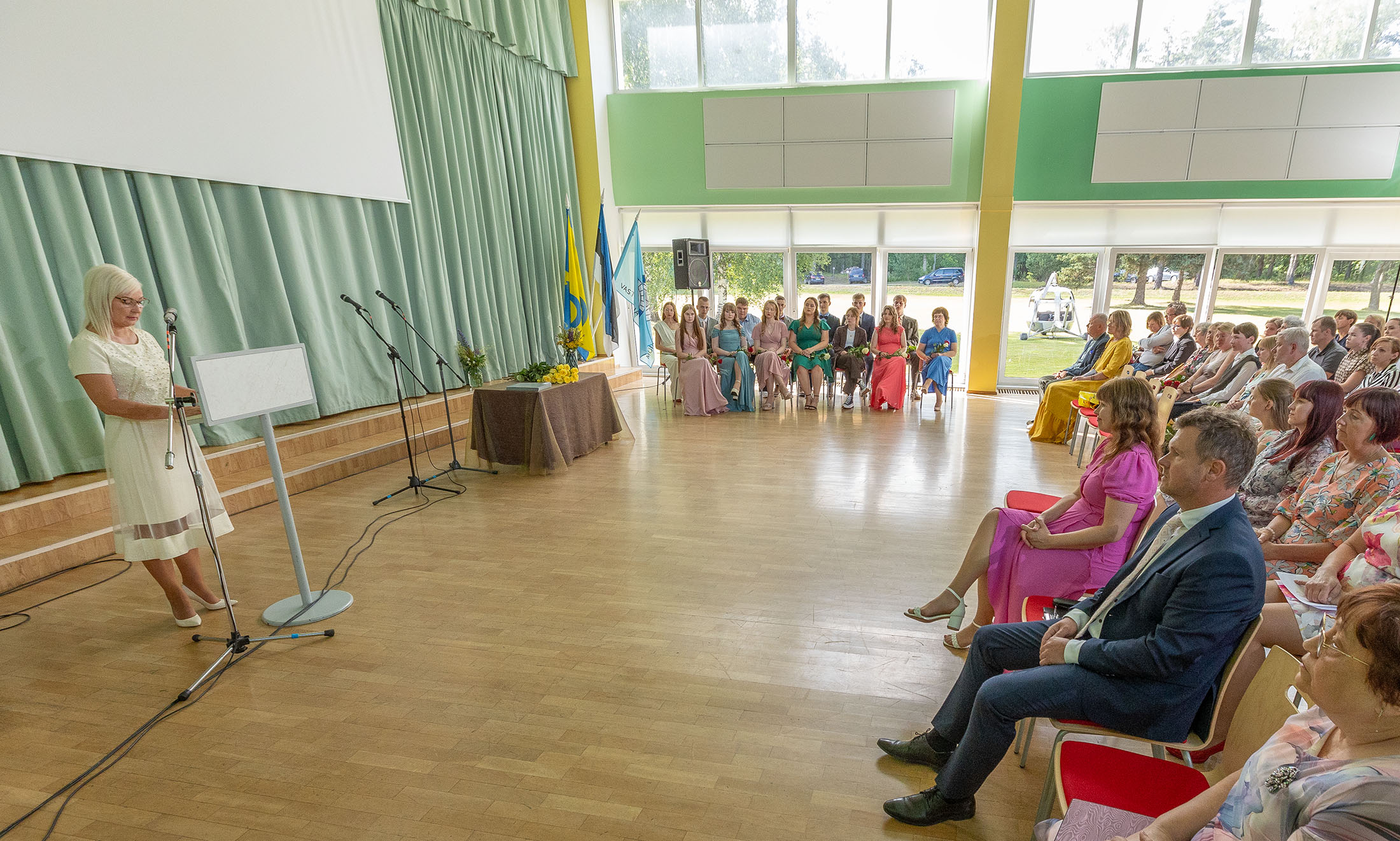 Vastseliina gümnaasiumi 12. klassi lõpetas tänavu üle poole rohkem õpilasi kui möödunud aastal. Gümnaasiumiosa lõpetajaid oli 13. Õpilaste klassijuhataja oli Ülle Orhidejeva. Foto: AIGAR NAGEL