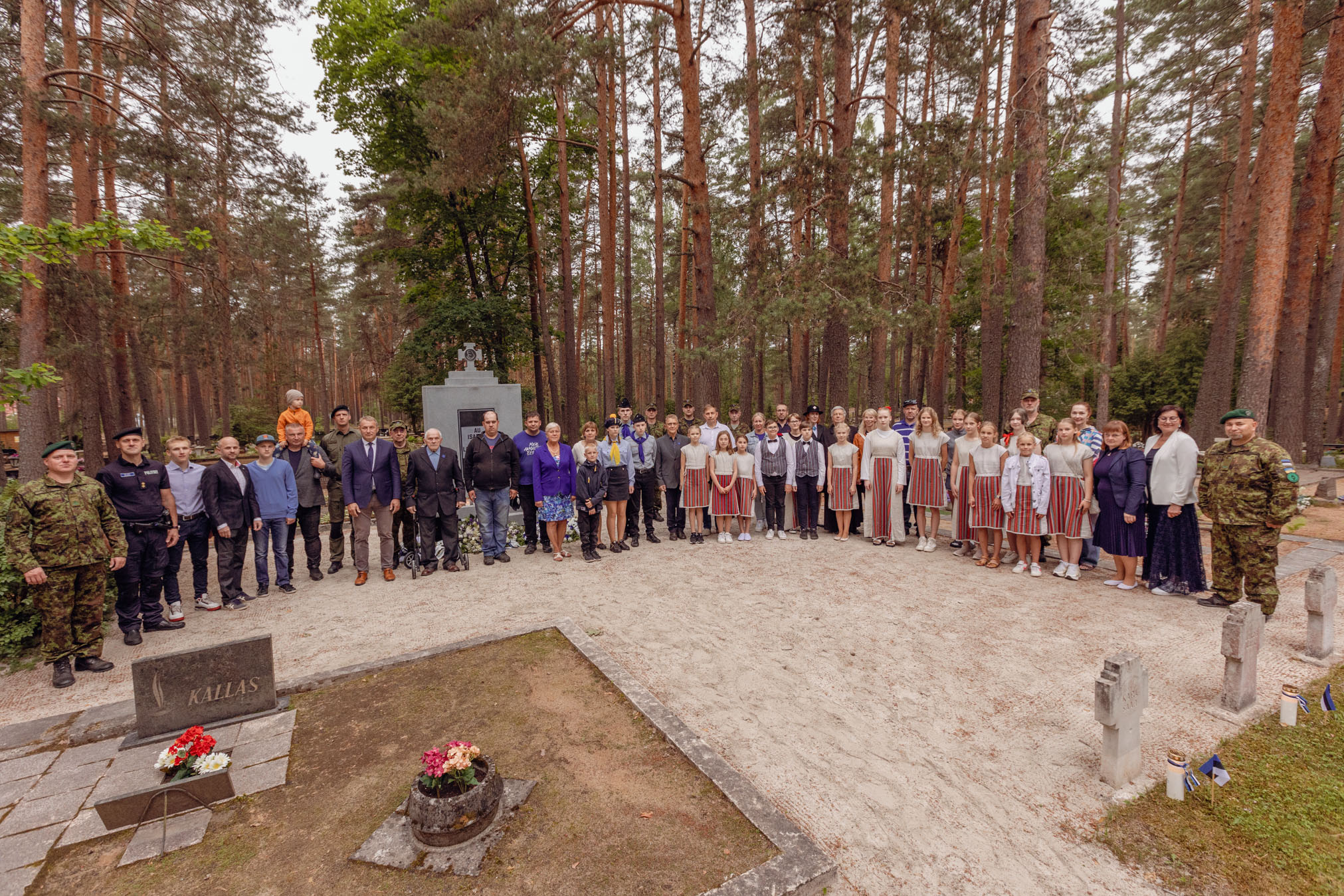 Pärast sõnavõtte ja pärgade asetamist tehti traditsiooniline grupifoto, milles said osaleda kõik kohalviibijad, kes seda soovisid. Foto: AIGAR NAGEL