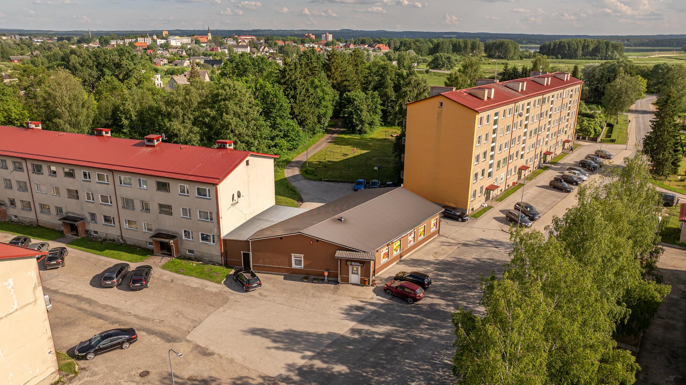 Võrukivi kauplusest on saanud Võrukivi Toidukeskus. Uuendati ka kaupluse fassaadi ning akende ette said uued värviliste piltidega kiled. Enne avamist saab poe külg teistele Jaagumäe kauplustele omaselt kunstilise üllatuse. Fotod: AIGAR NAGEL