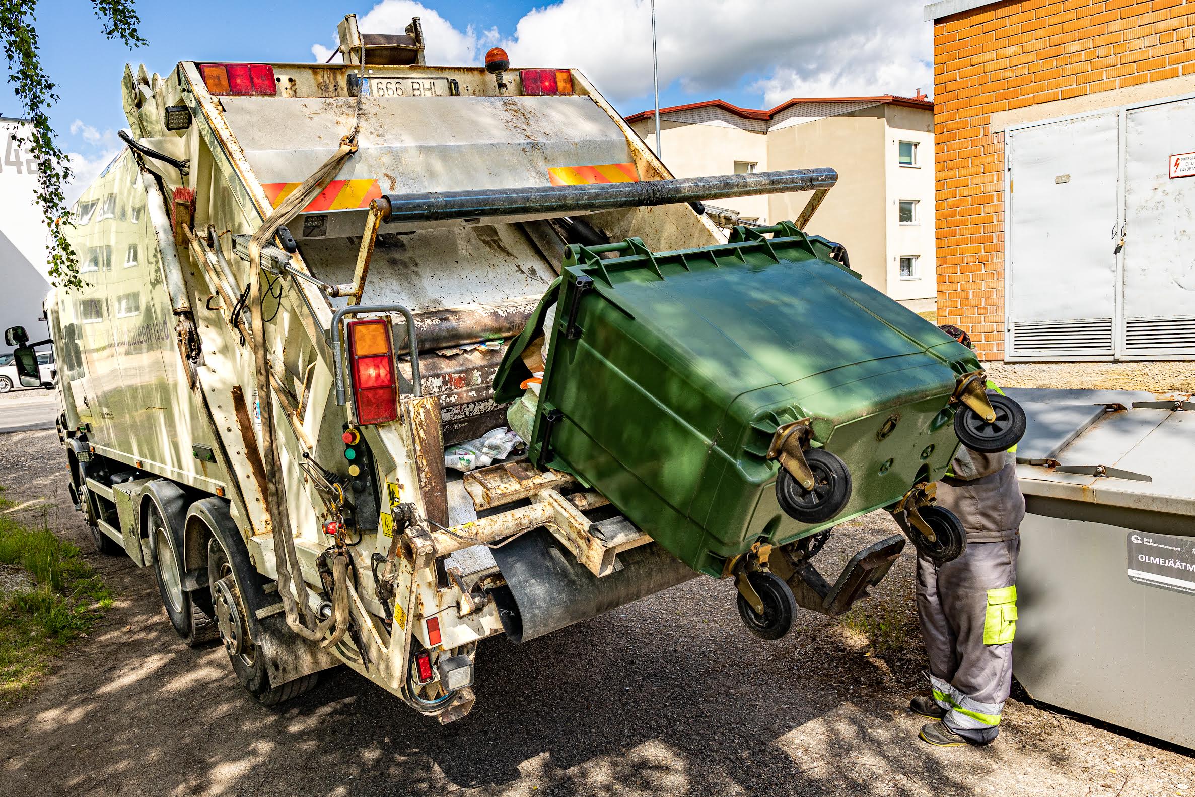 Ootamatult lepingust taganenud ASilt Ragn-Sells on pakendiveo üle võtnud AS Eesti Keskkonnateenused, kes lubab hiljemalt sügiseks igakülgset olukorra normaliseerumist. FOTO: Aigar Nagel