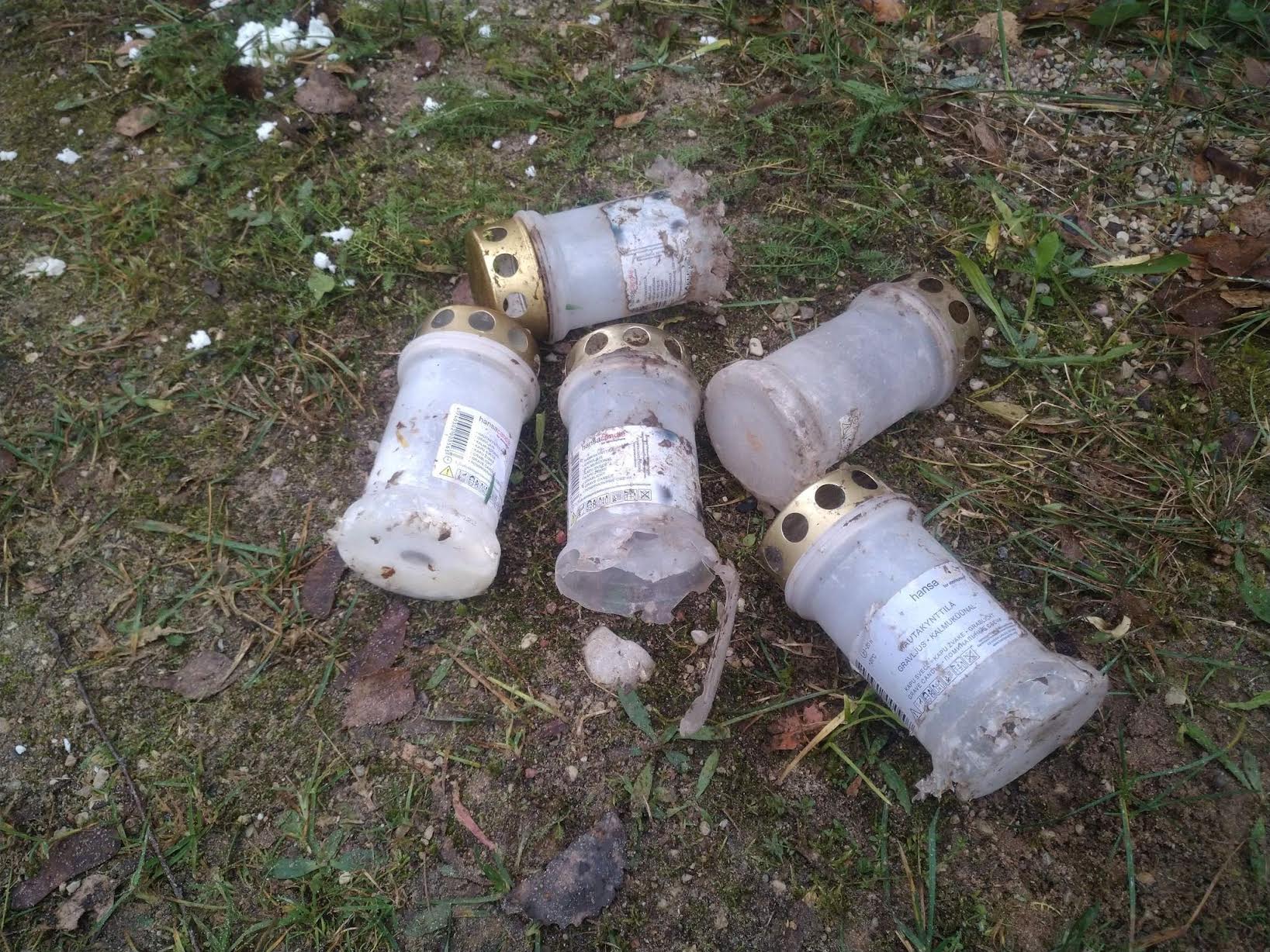 Konteineritäis plastikut, kõigest ühelt kalmistult. Kui palju on seda kokku üle Eestimaa.