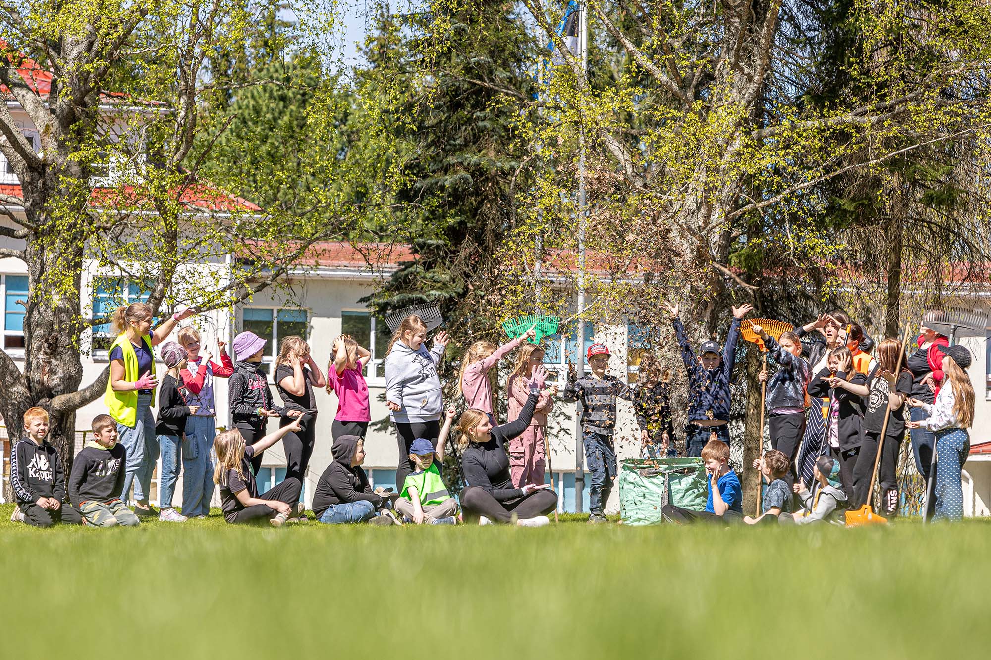 ääpa koolist osalesid talgupäeval kõikide klassi õpilased. Fotol esimese, teise, kolmanda ja kuuenda klassi õpilased koos personaliga. Foto: AIGAR NAGEL