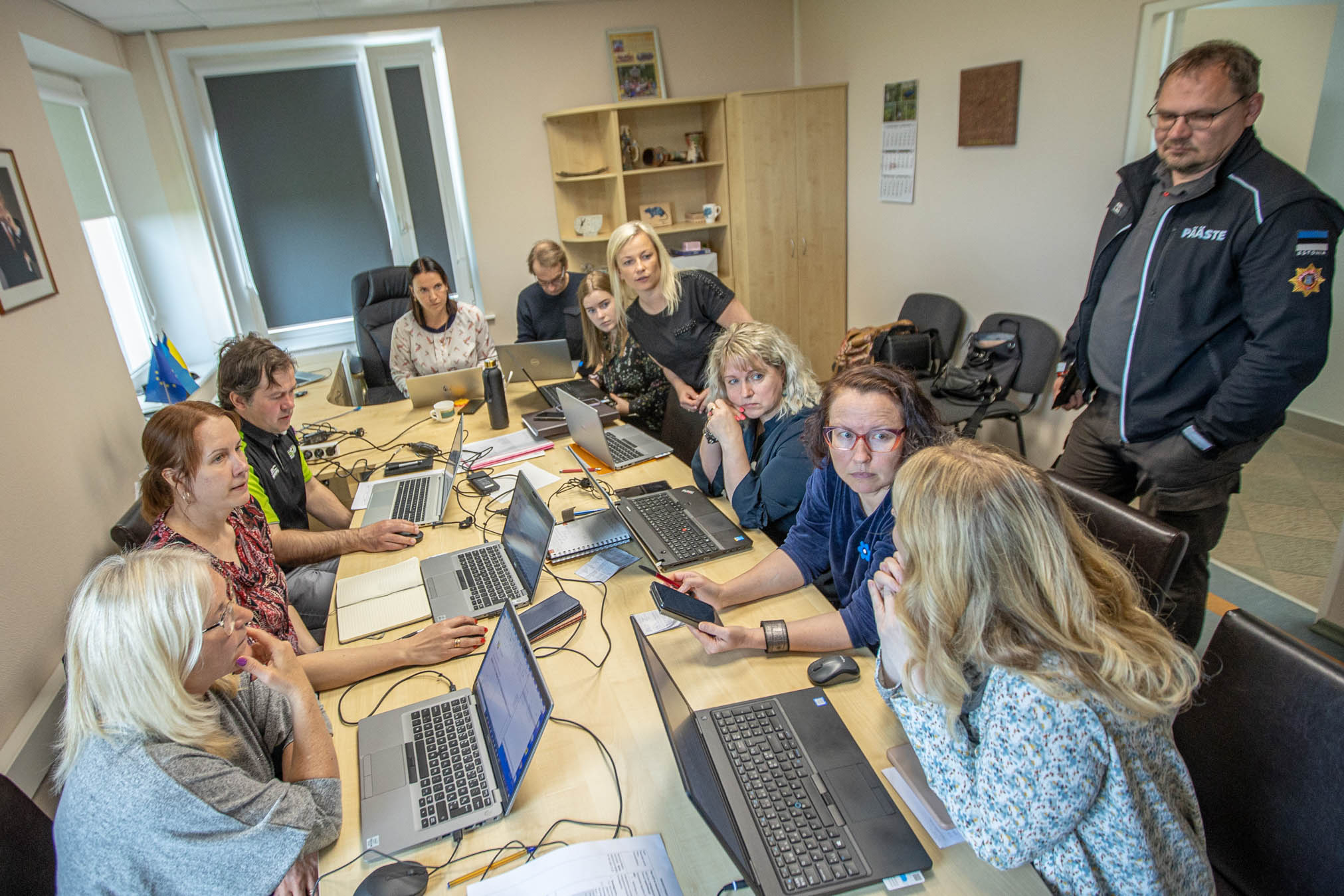 Pärast üldist tutvustust jaguneti kolme gruppi. Iga grupp sai endale kogunemiseks eraldi ruumi. Fotol Kommunikatsioonigrupp koos juhi Marianne Metiga. Fotod: Aigar Nagel