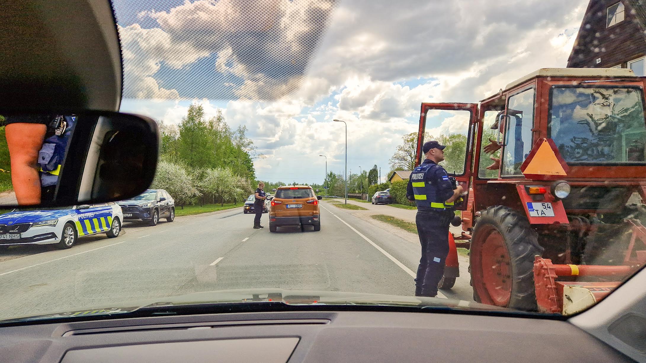 Kuna soojade ilmadega liiguvad inimesed rohkem ringi, siis on ka liikluspilt märksa kirjum ning politseil tavapärasest enam tööd. Foto: AIGAR NAGEL