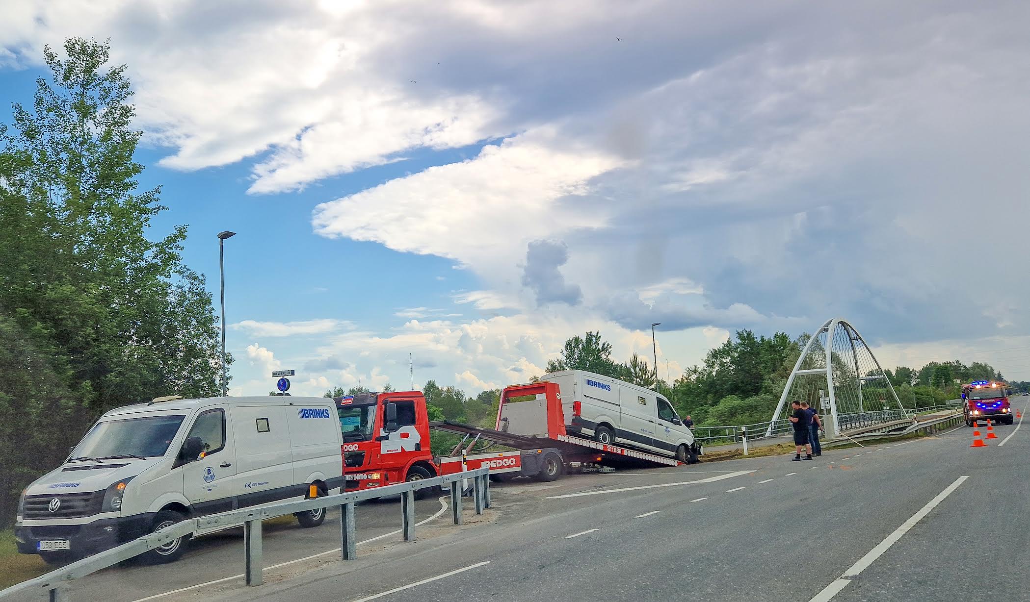 Lõunapaiku oli kaubik veest välja tiritud ning treilerile saadud. FOTOD: Aigar Nagel