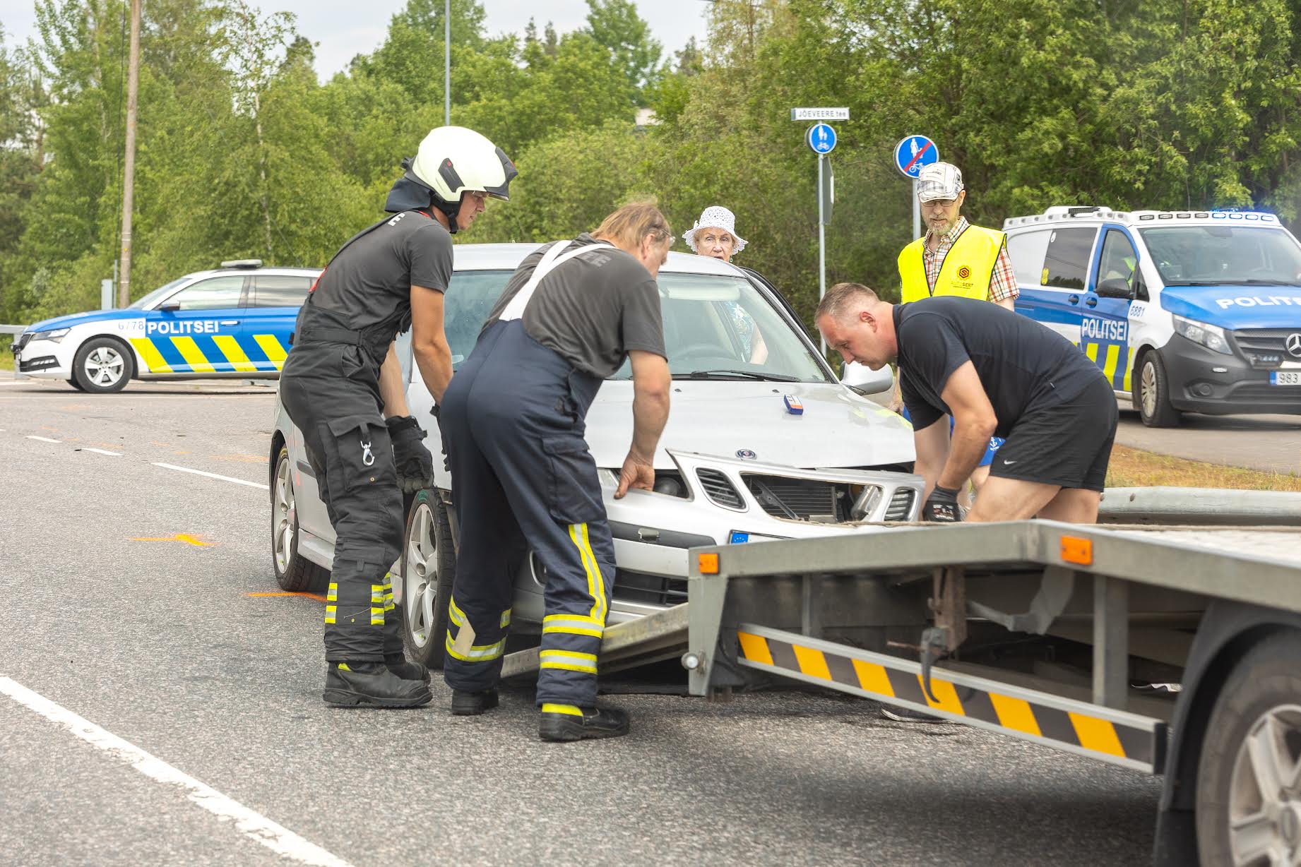 Sündmuskohal olid nii kiirabi, mitu politseiautot ning päästja. FOTO: Aigar Nagel