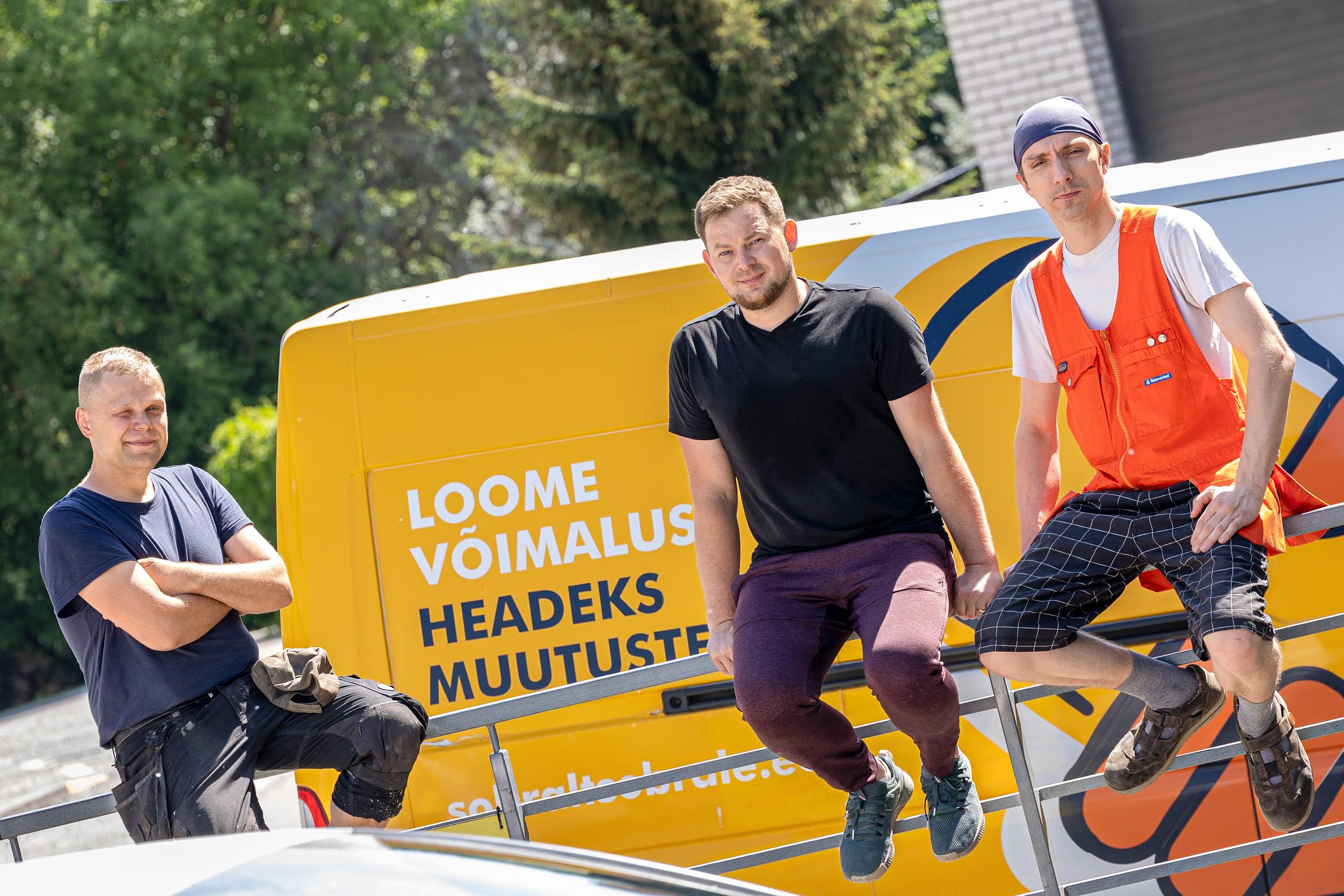Sõbralt Sõbrale alltöövõtja Egon Strandson (vasakult), juhatuse liige ja haldusjuht Romm Aviste ning transporditööline Rainer Sirkel käesoleval nädalal Võru Semu kaubamaja alumise sissepääsu juures, kust peagi saavad kliendid siseneda ka uude kauplusesse. Foto: AIGAR NAGEL