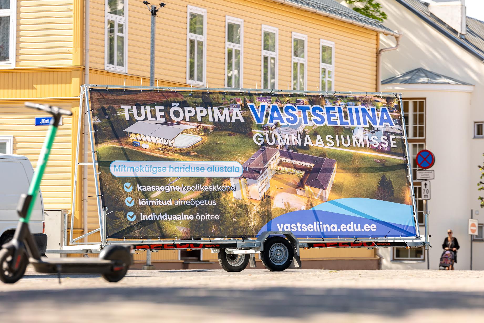 Möödunud nädalal tiirutas mööda linna ning püüdis möödujate tähelepanu treilerile kinnitatud lahmakas reklaamplakat, mis näitab Vastseliinat ja sealset kooli ning kutsub õppima. Foto: AIGAR NAGEL