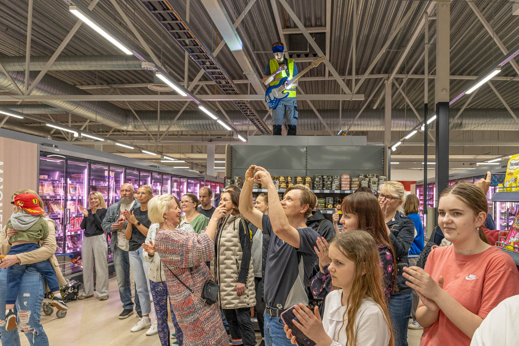 Maksimarketi müügisaalis sai teisipäeva õhtul nautida vägevat show’d, mille üheks põhitegijaks oli kohalik ansambel S.E.K.S, kes kahjuks küll praeguseks tegevuse lõpetanud. Muusikasõpradel oli seda enam hea meel erakordset etteastet vaadata. FOTO: Aigar Nagel