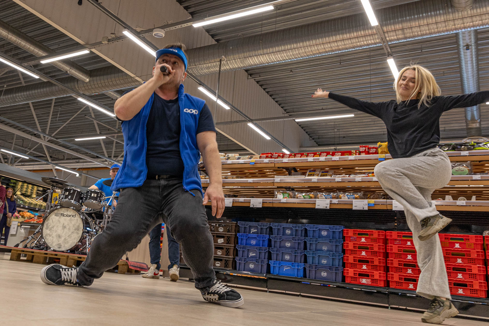 Ansambli esitust ilmestasid kohalikud Showstepi tantsutüdrukud. Esiplaanil laulja Pertti Prätz. FOTO: Aigar Nagel