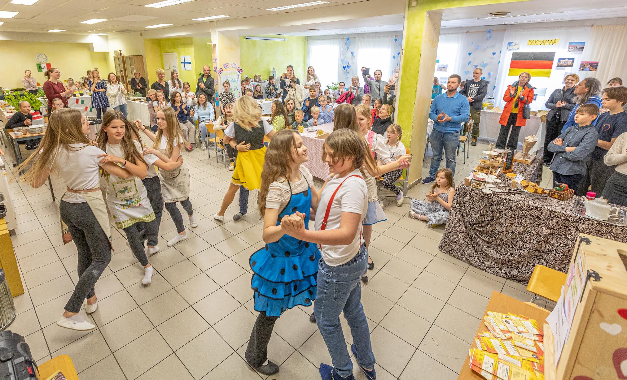 4. ja 5. klassi õpilastest koosnev liitklass koos õpetaja Ave Saluoruga esitas Saksa kultuurile omase hoogsa tantsu. Foto: AIGAR NAGEL